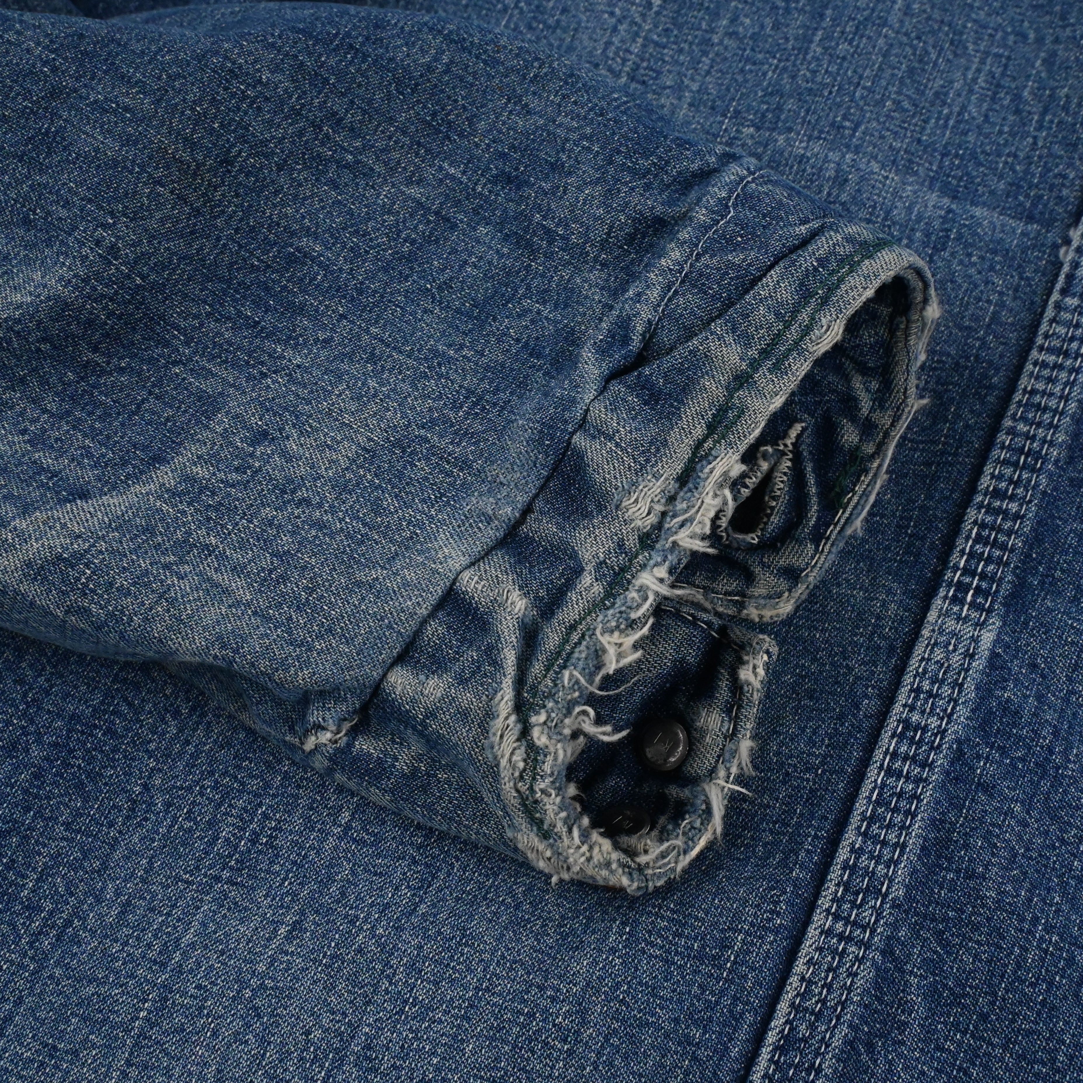 右袖口内側にリペアがございます。