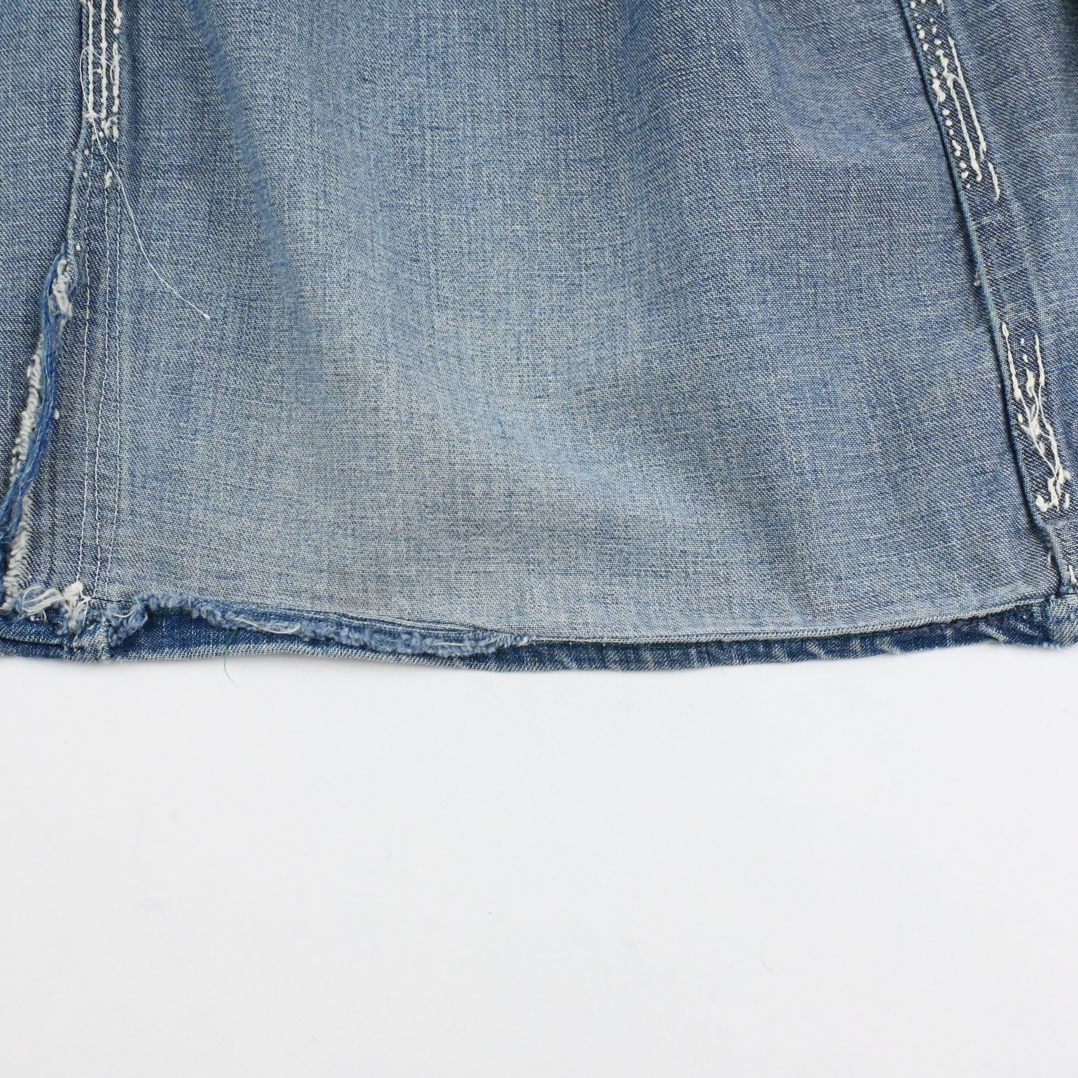 裾にリペアがございます。