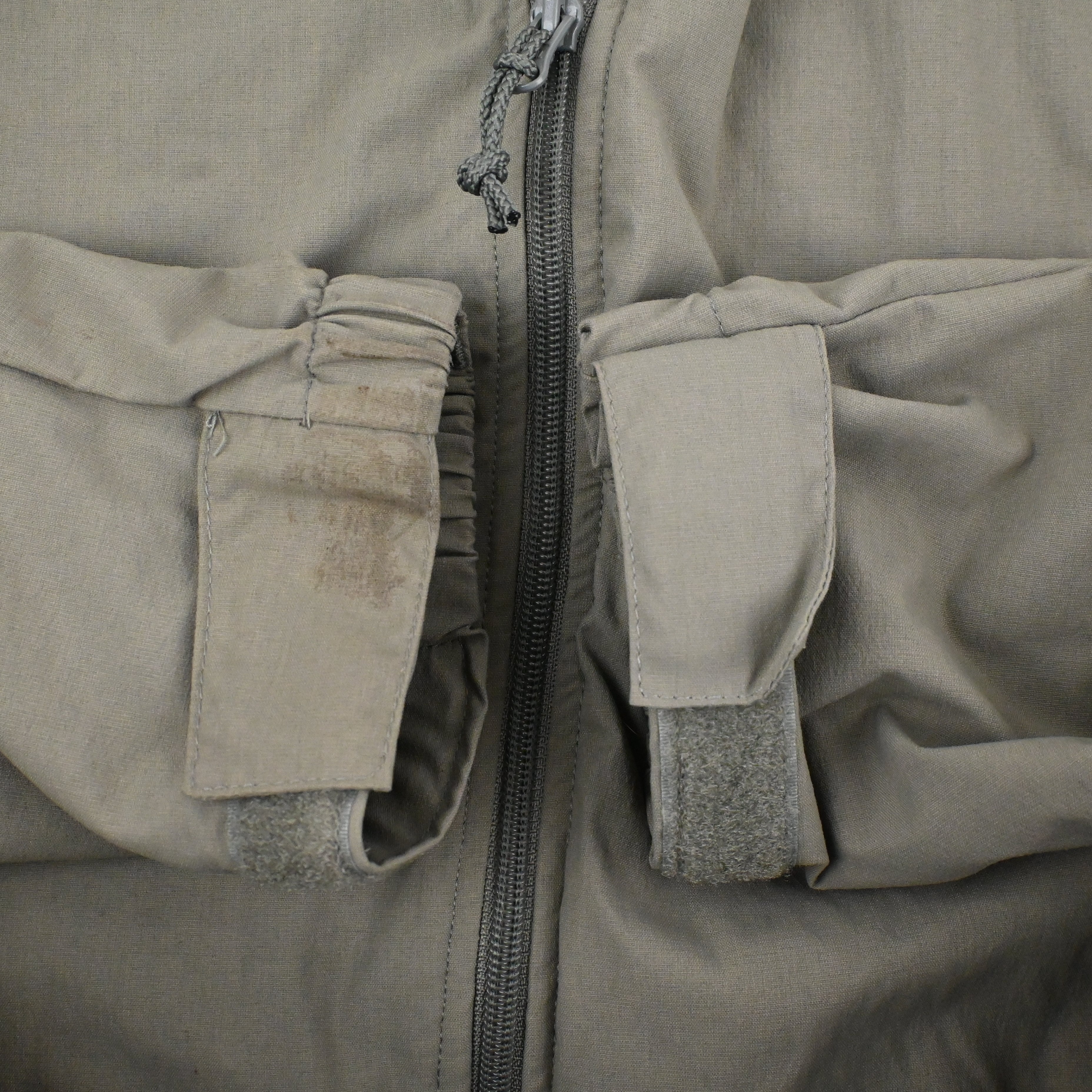 袖に汚れがございます。