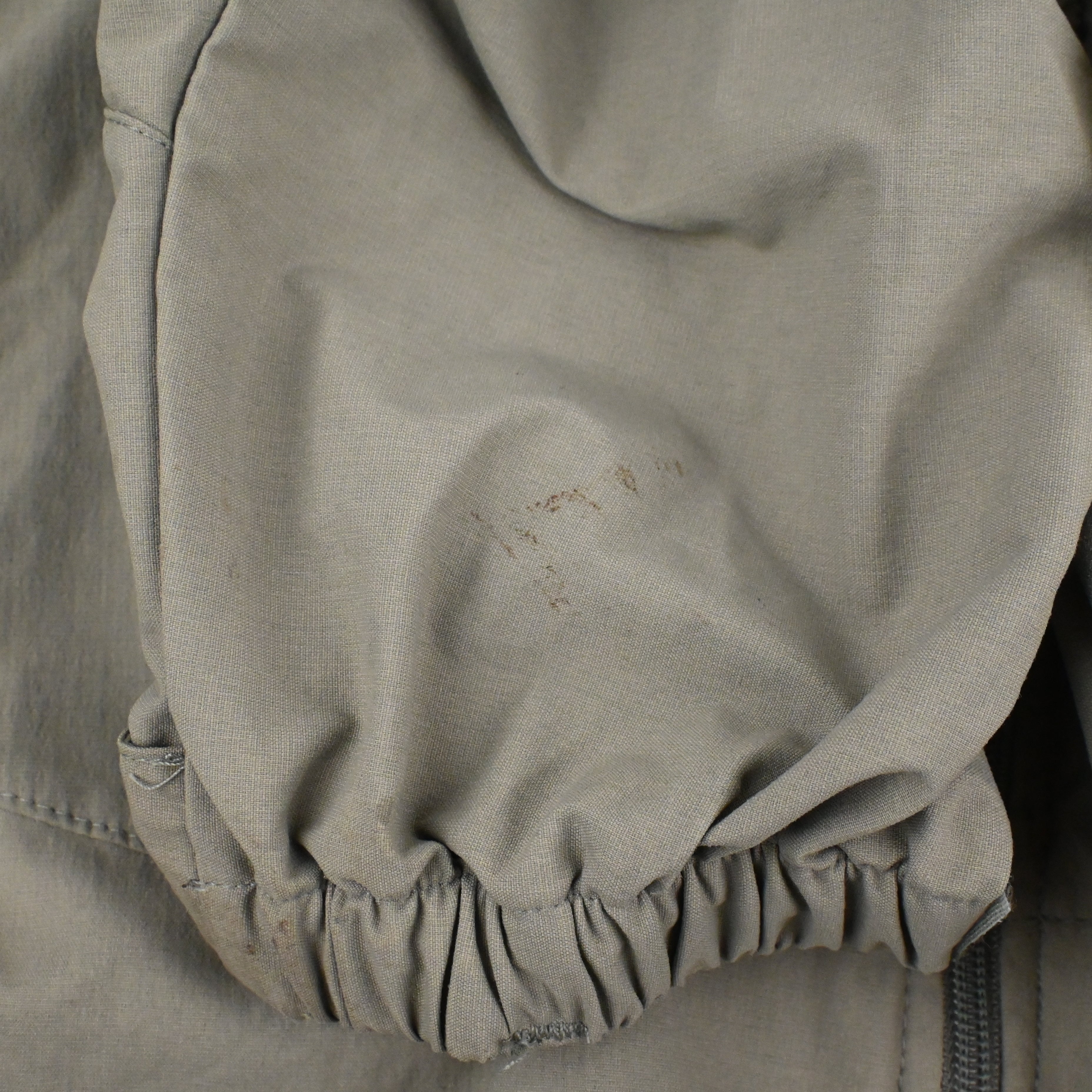 袖に汚れがございます。