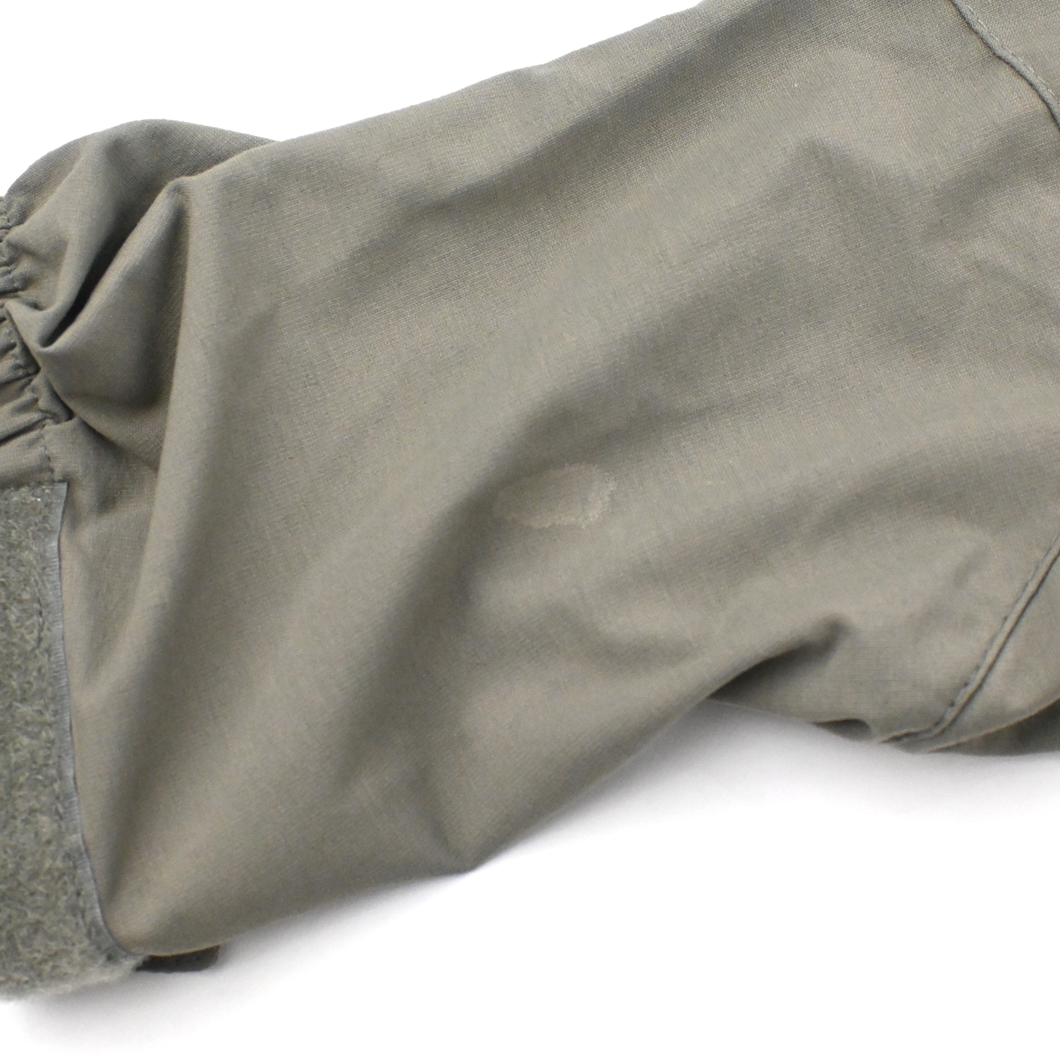 袖に汚れがございます。