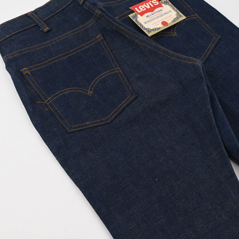 背面に薄い汚れがございます。