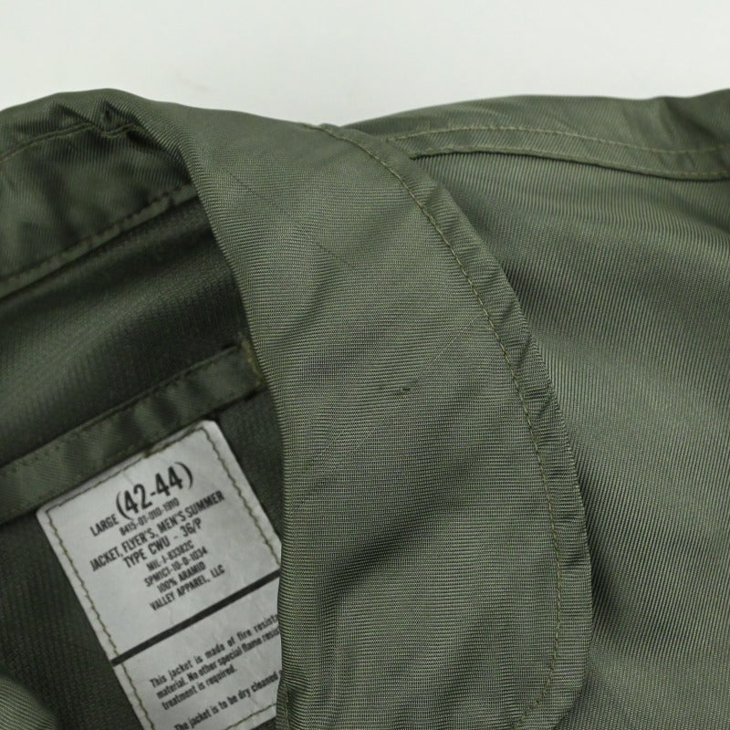 襟元に糸ツリがございます。