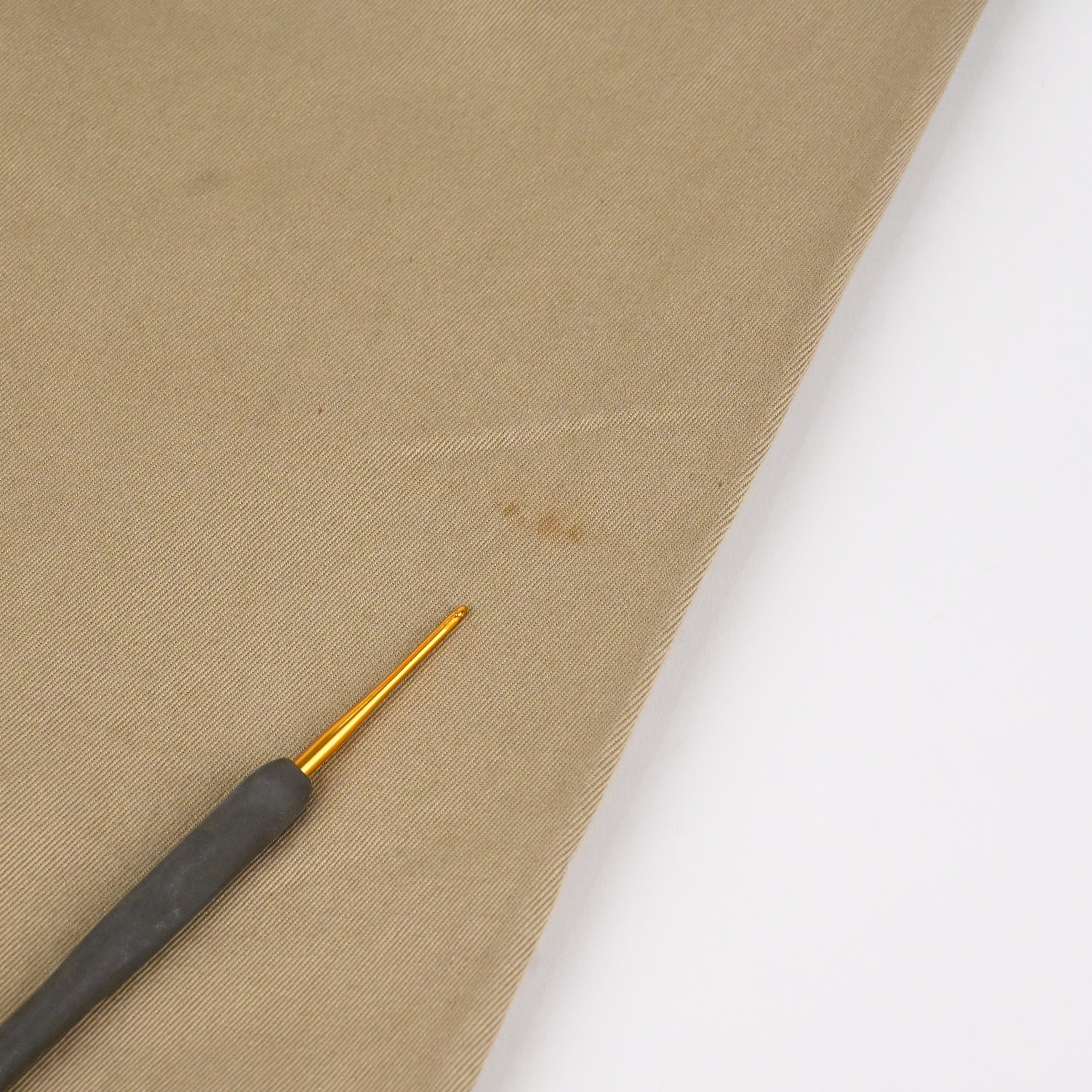 バックに汚れがございます。