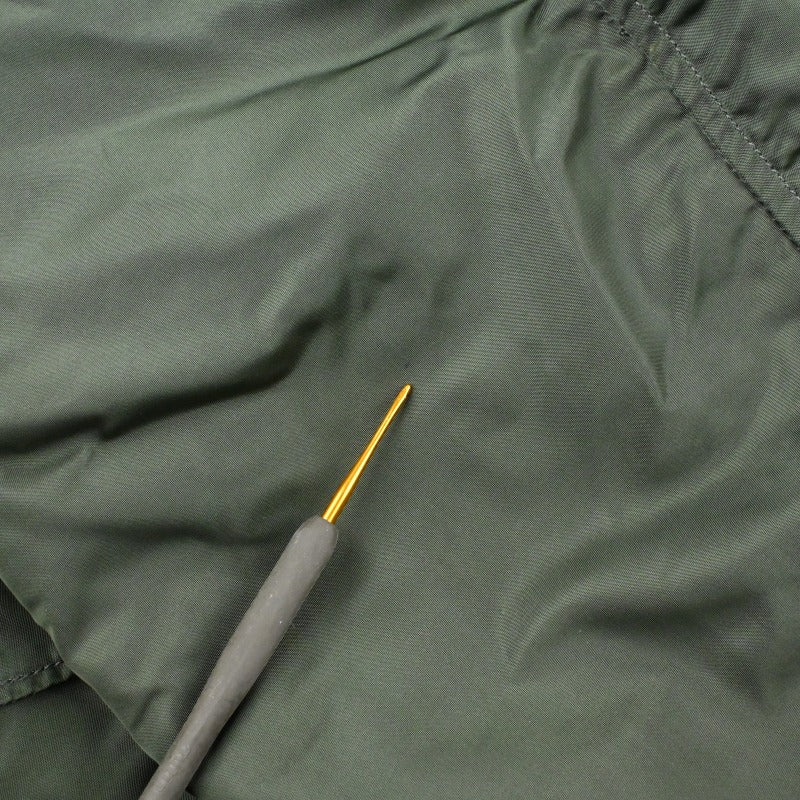 袖に極小の汚れがございます。