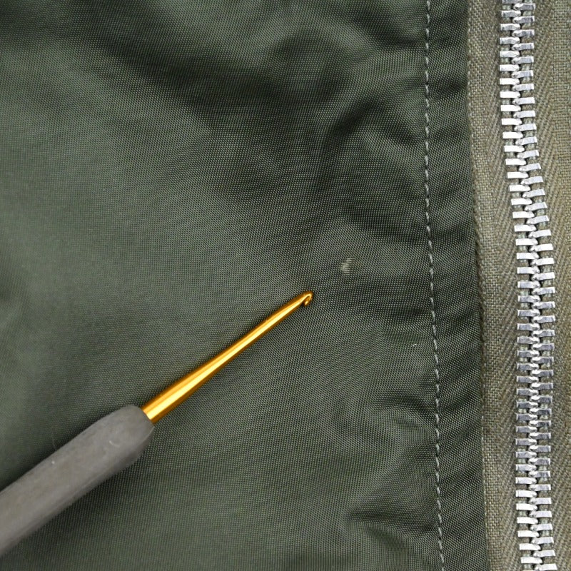 フロントに極小の汚れがございます。