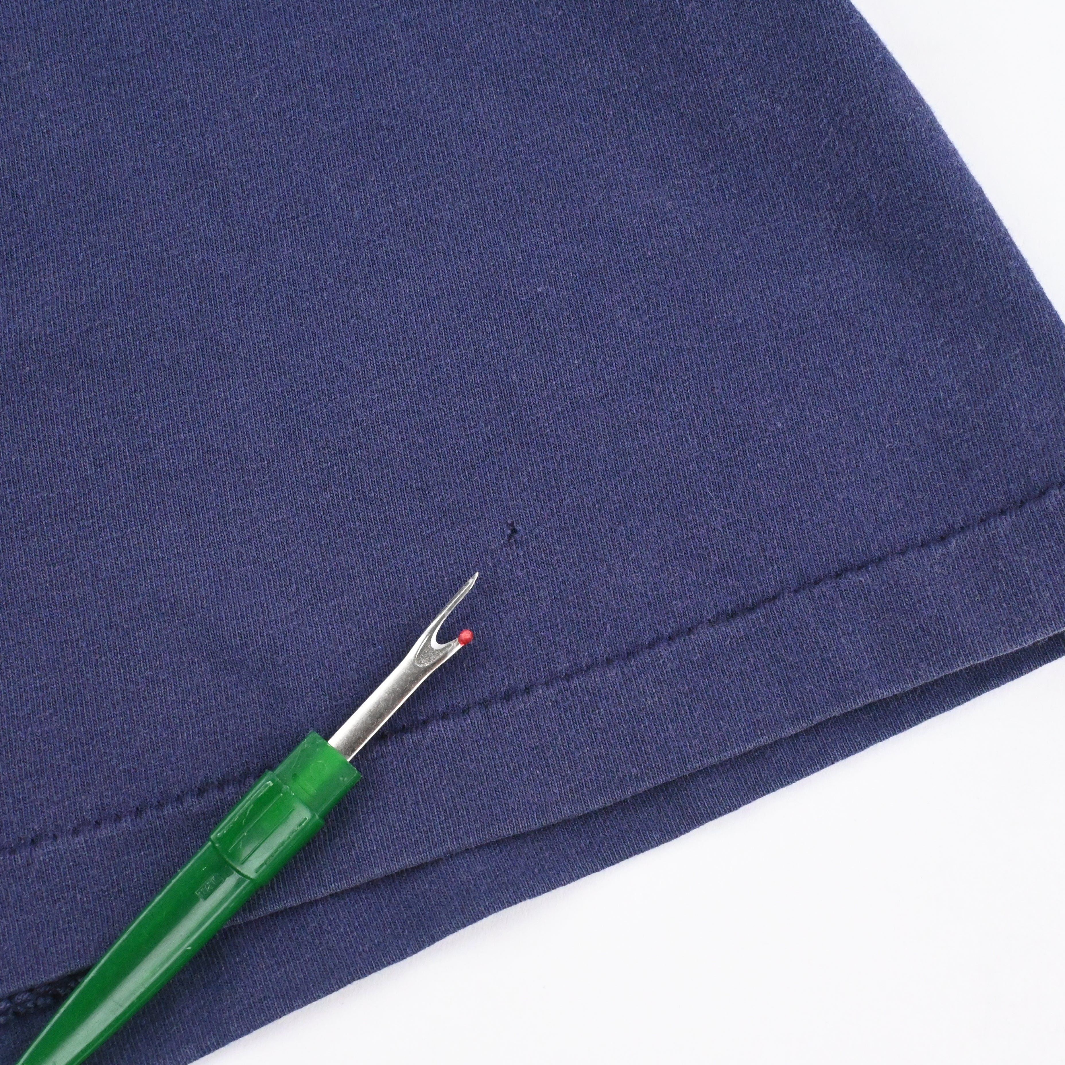 裾付近にピンホールがございます。