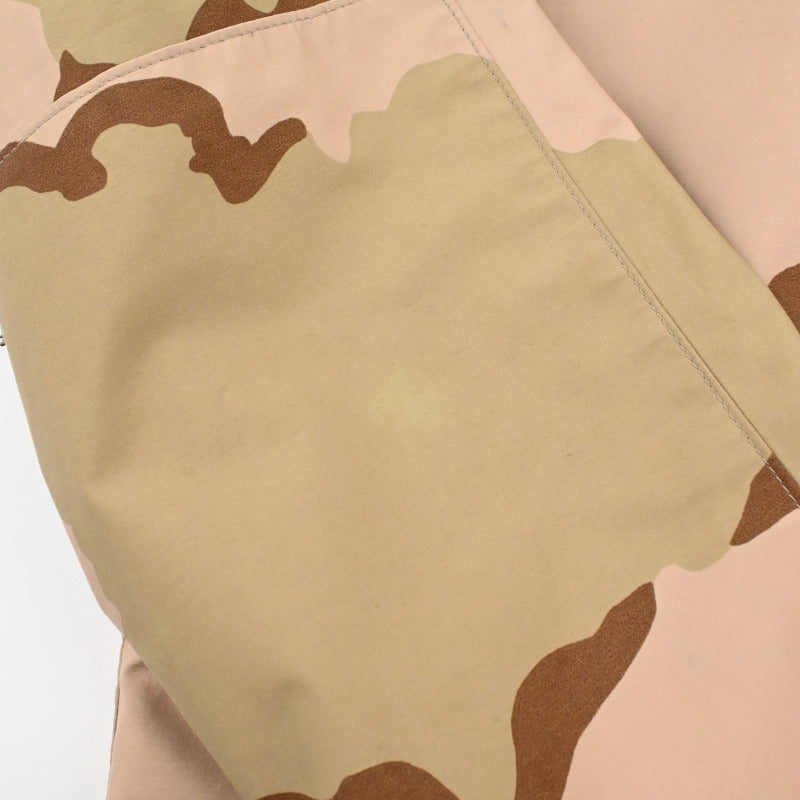 袖に汚れがございます。