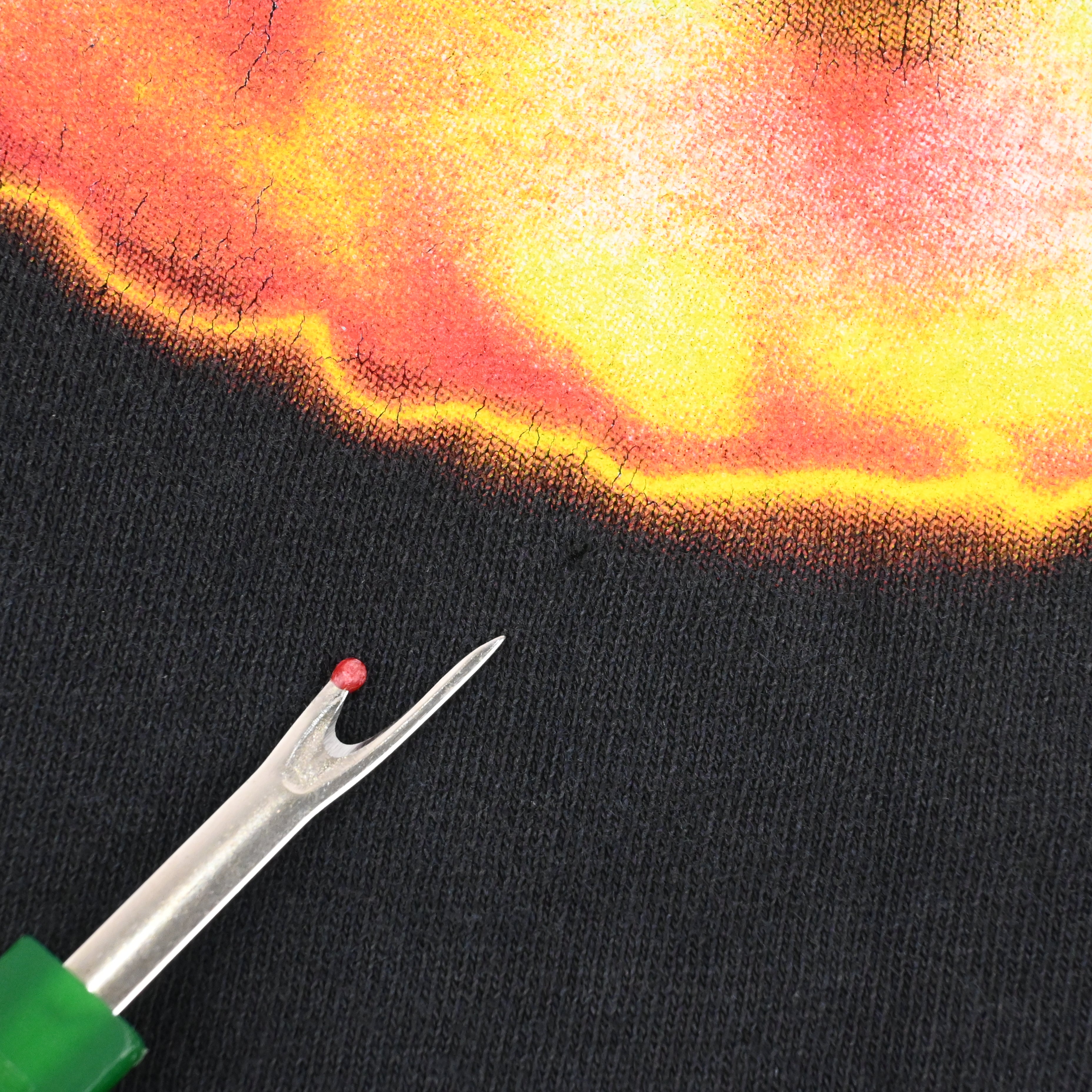 プリント下にピンホールがございます。