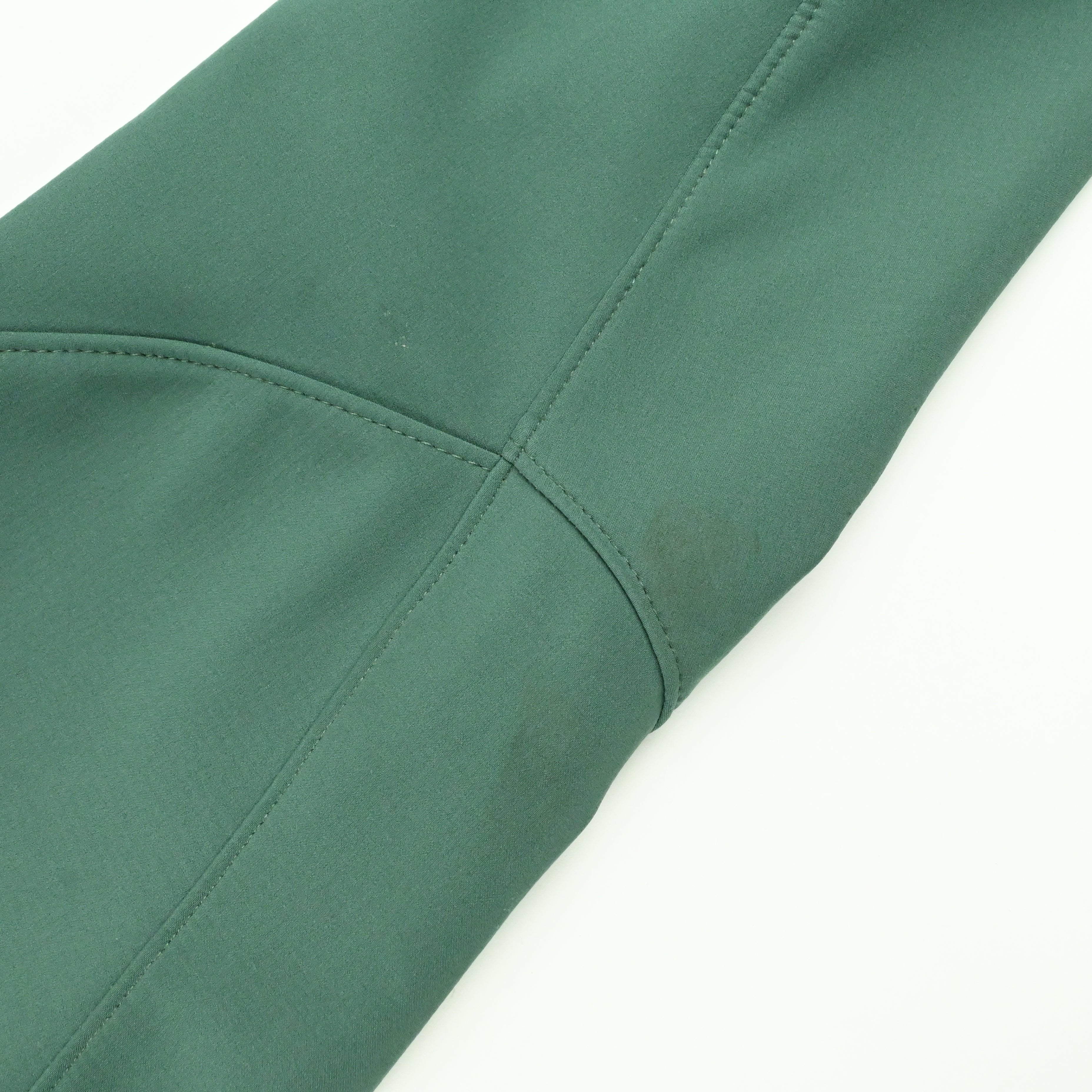 袖に薄く汚れがございます。