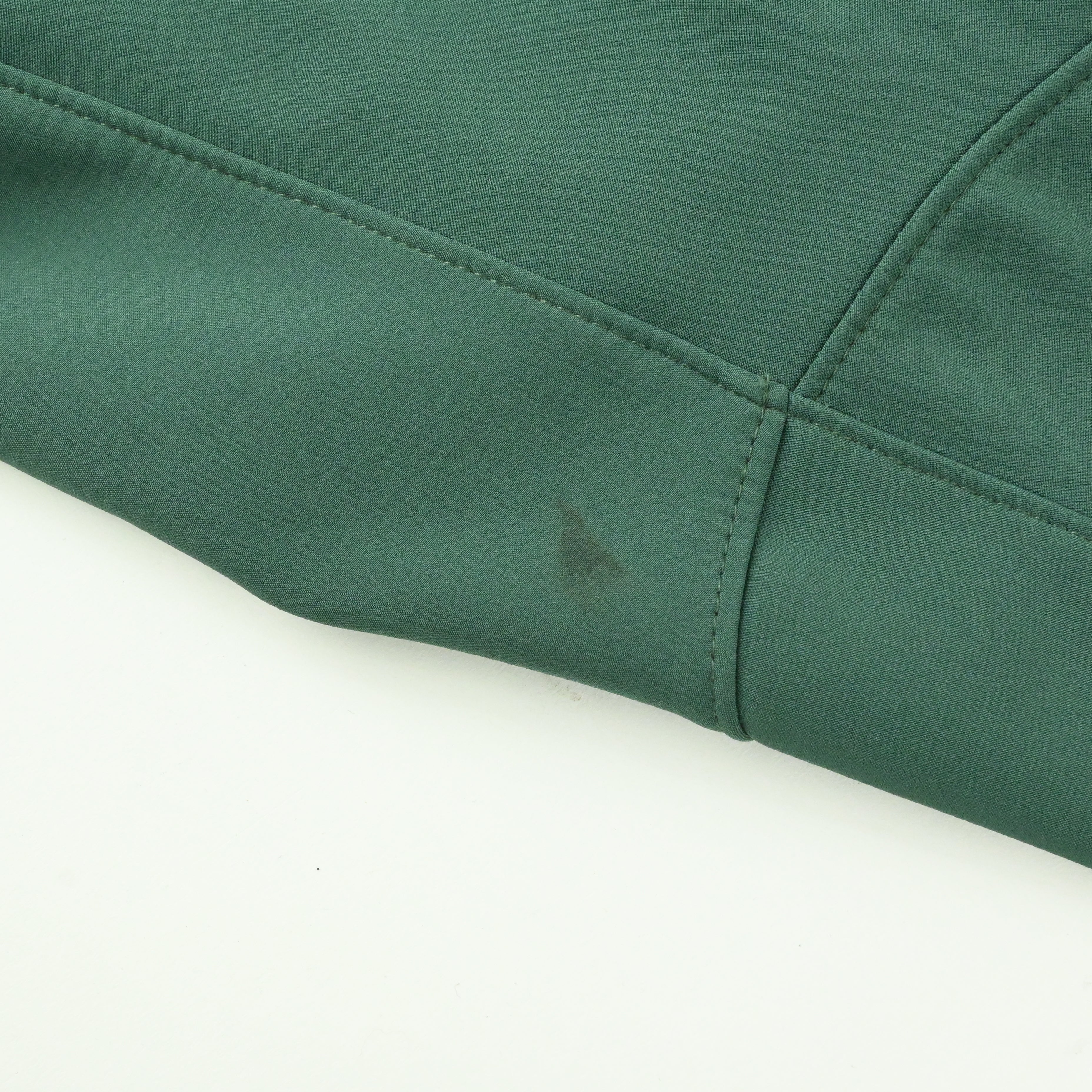 袖に汚れがございます。