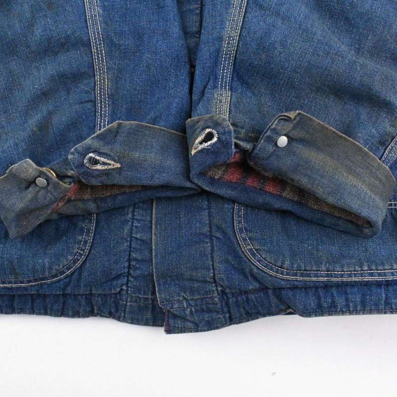 袖に汚れがございます。