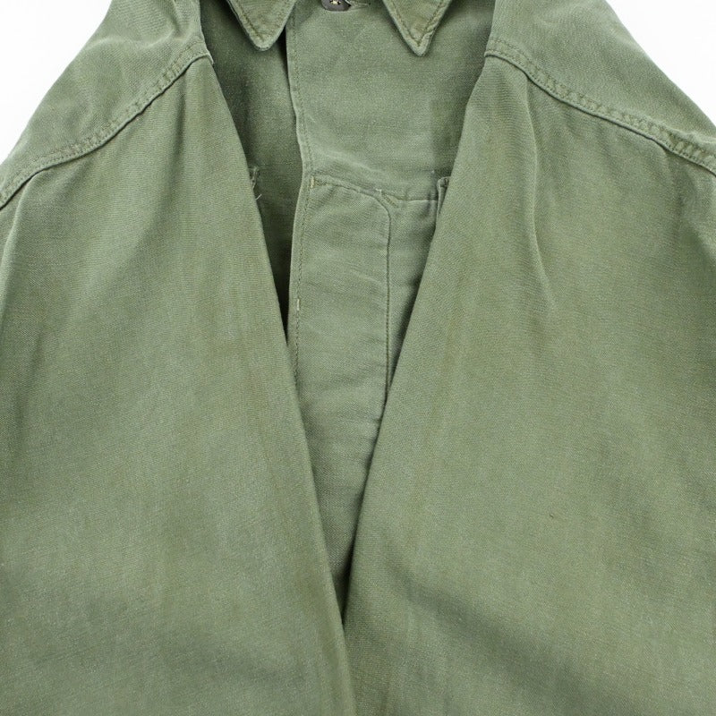 薄く汚れがございます。