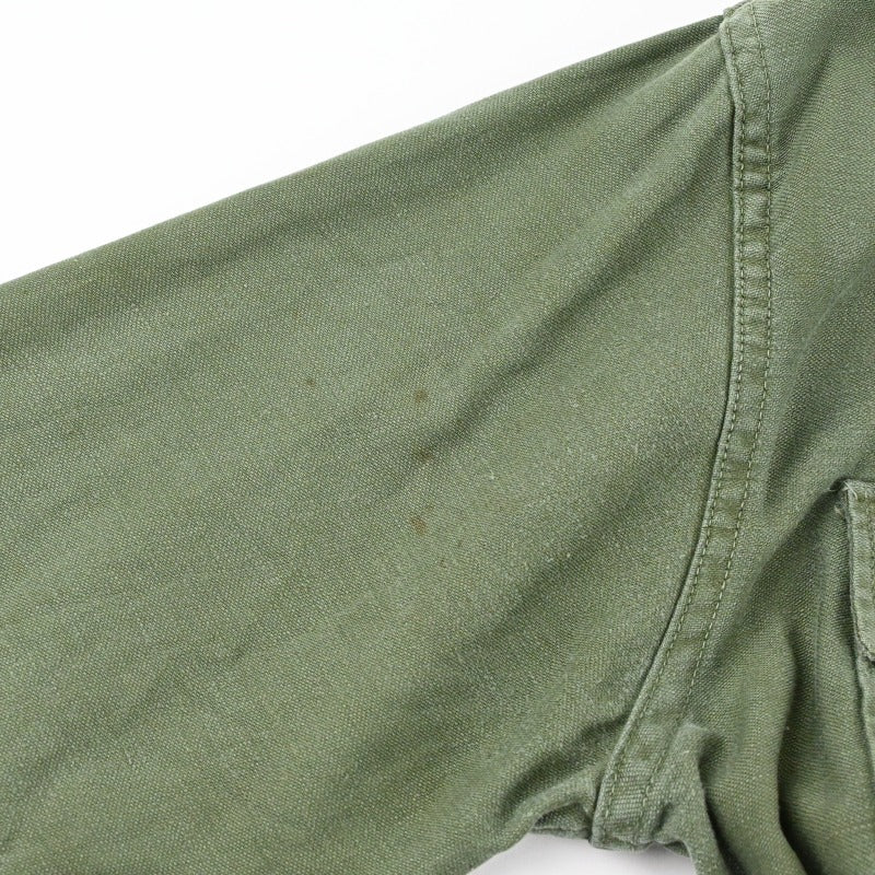 袖に汚れがございます。