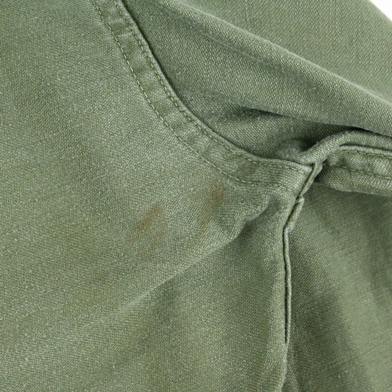 脇部分に薄く汚れがございます。