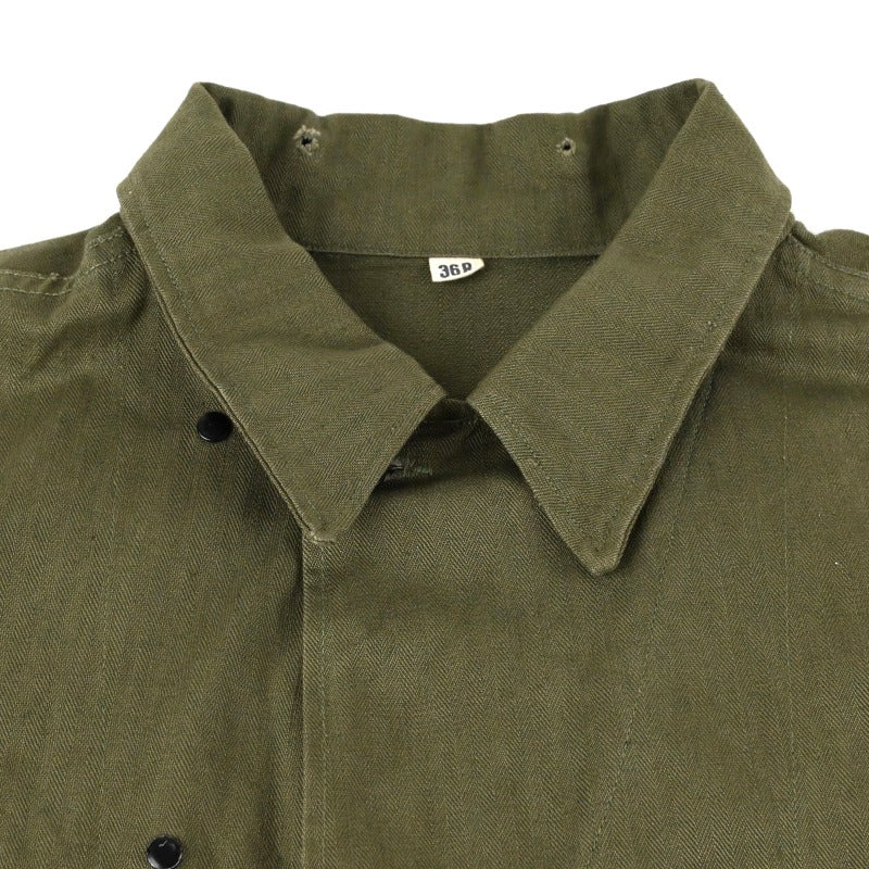 襟元にダメージがございます。