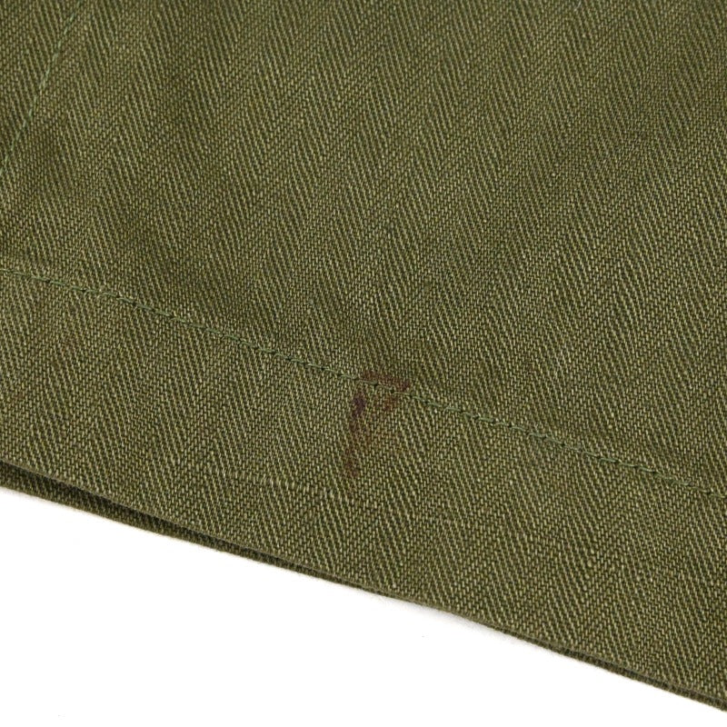 裾に汚れがございます。