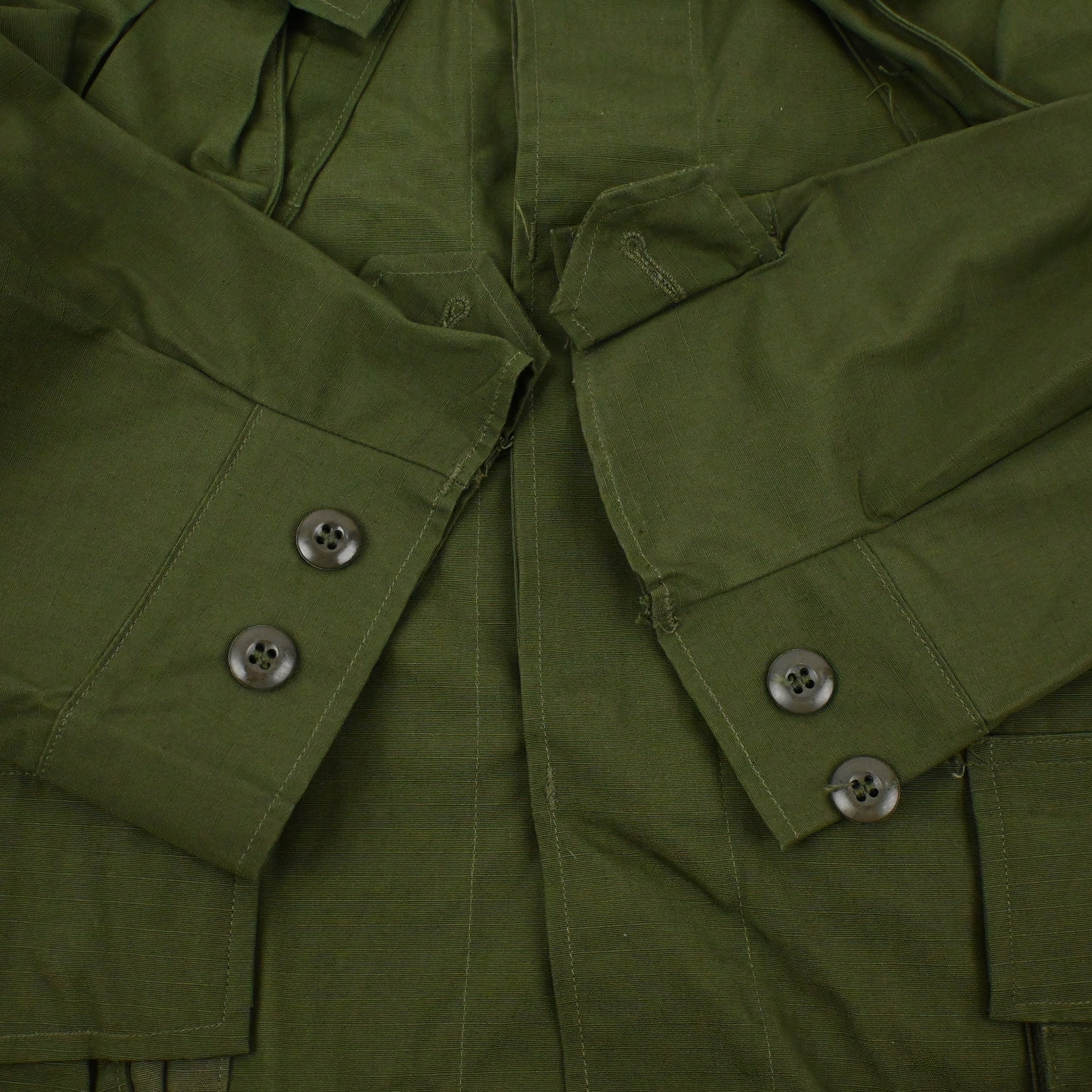 69 JUNGLE FATIGUE JACKET 4TH RIP STOP SIZE L-SHORT DEAD STOCK