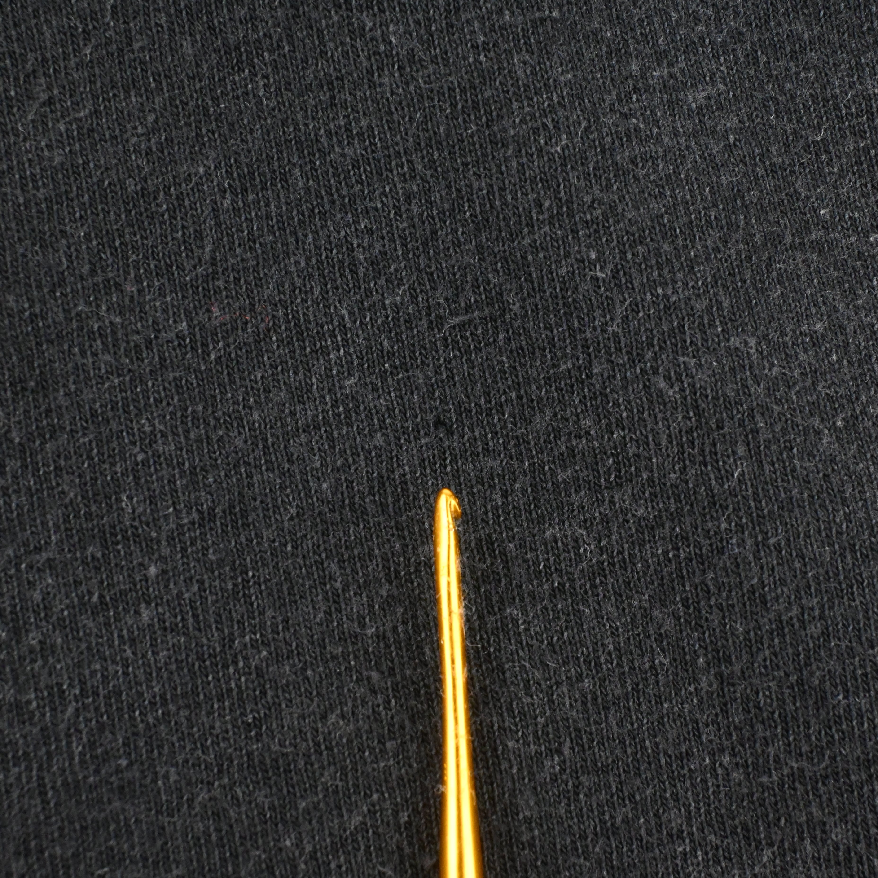 前身頃にピンホールがございます。