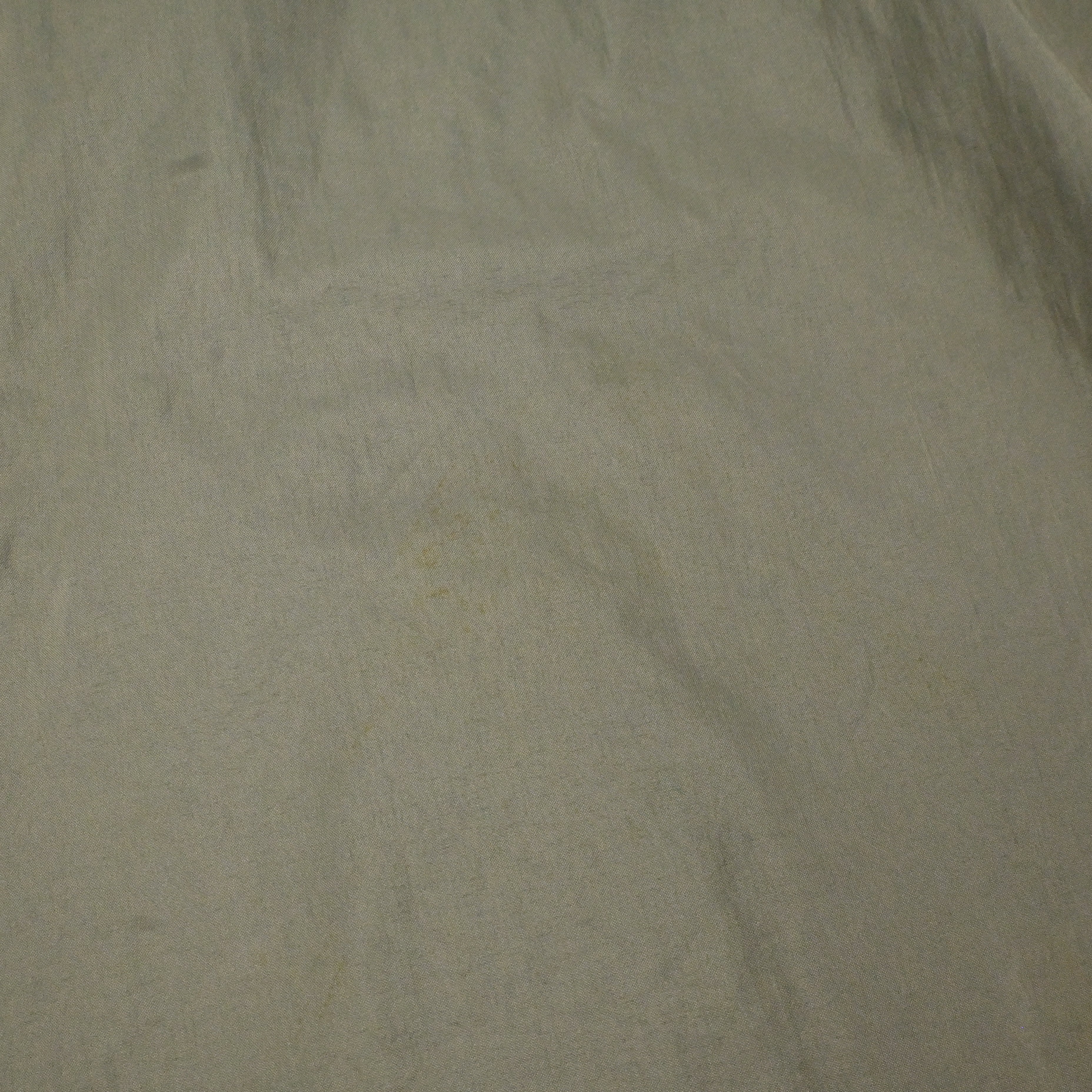 左袖に細かな汚れがございます。