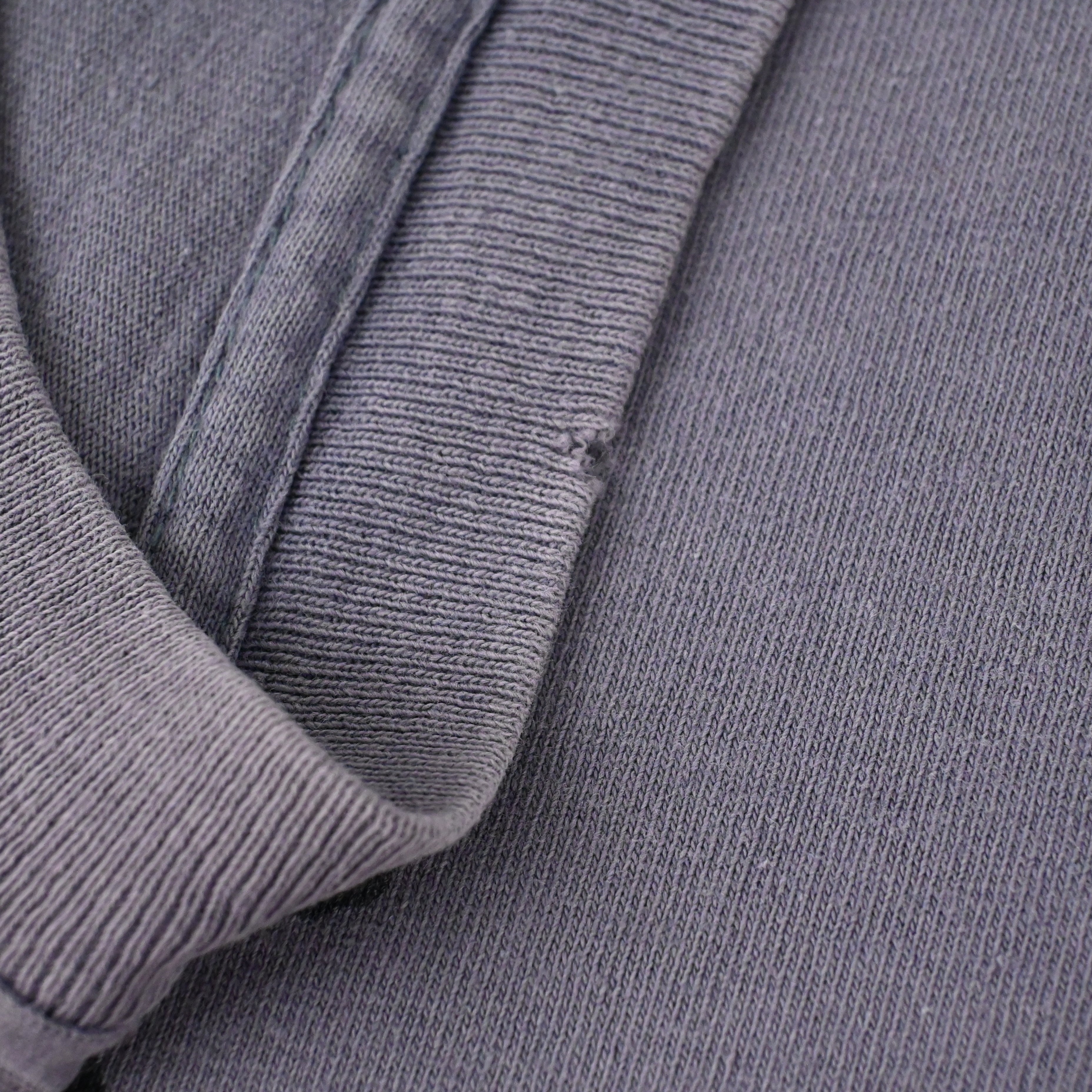 襟元にダメージがございます。