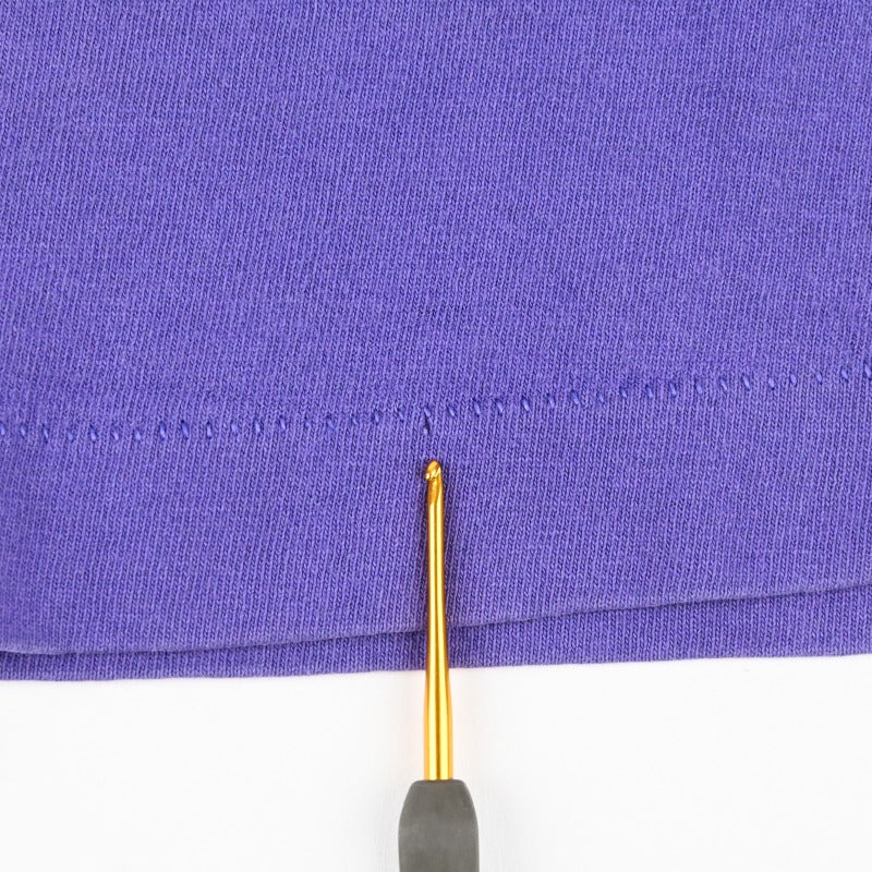 フロント裾にピンホールがございます。