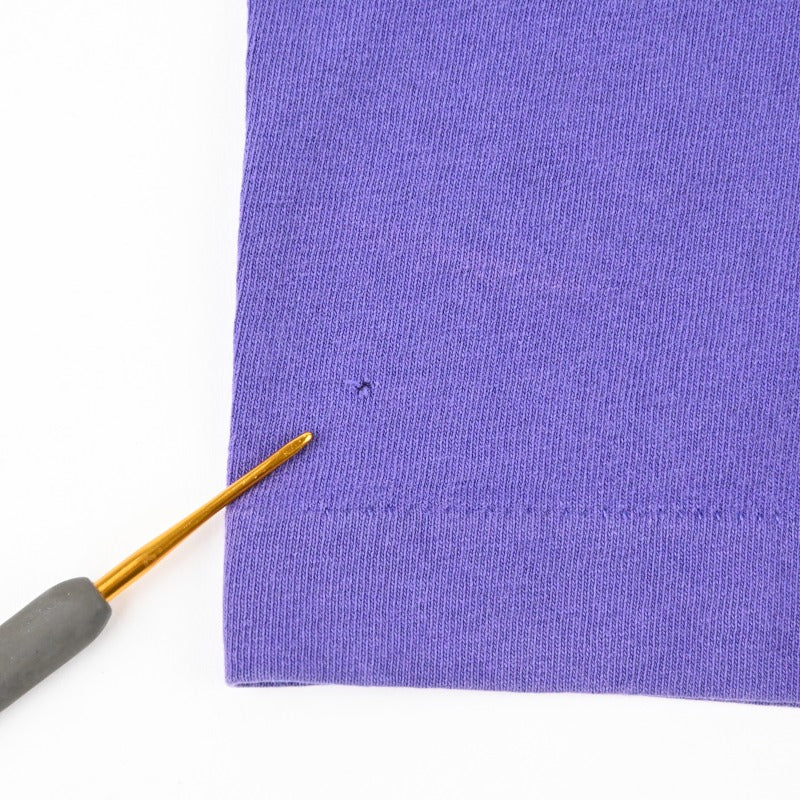 フロント裾にピンホールがございます。