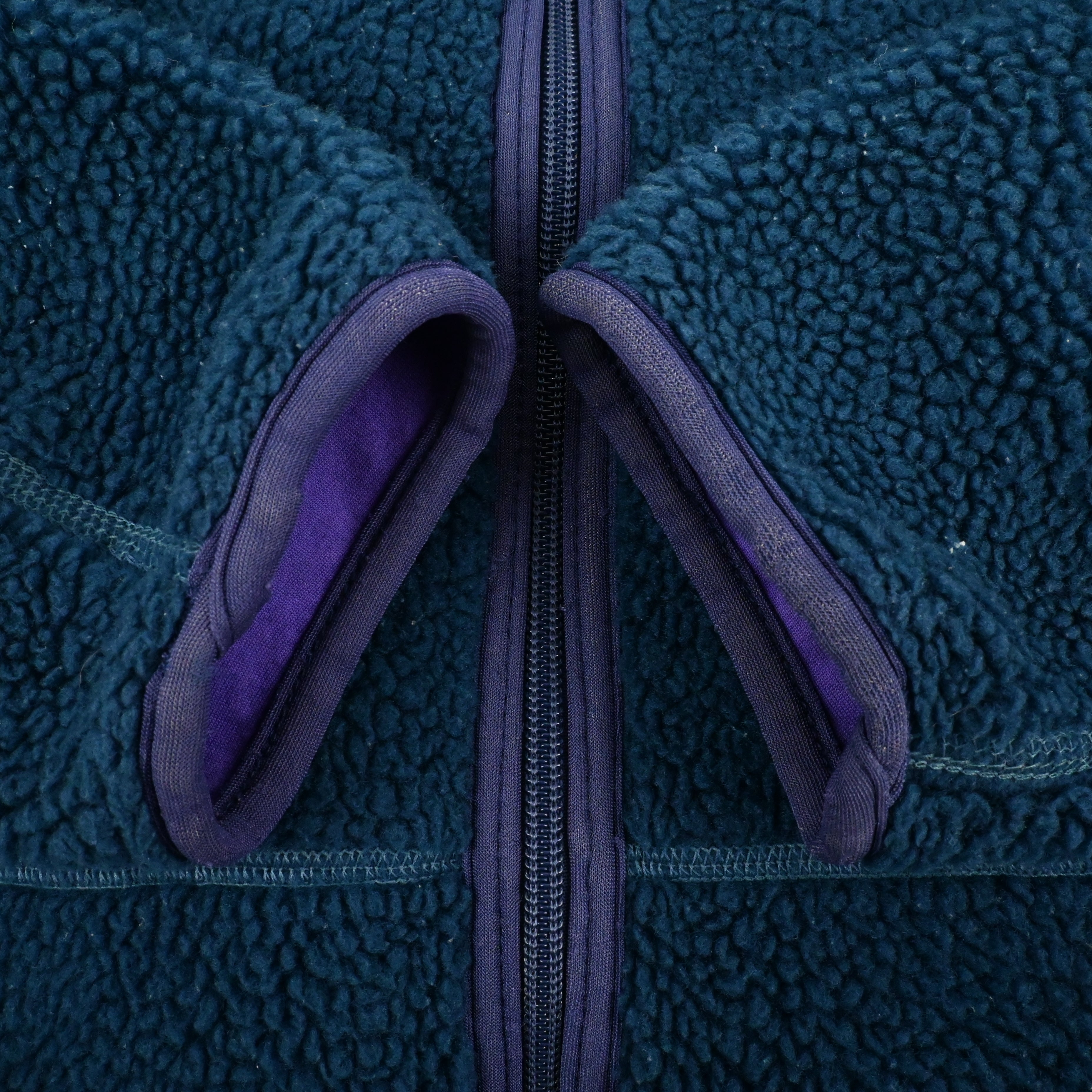 袖パイピングの伸びがございます。