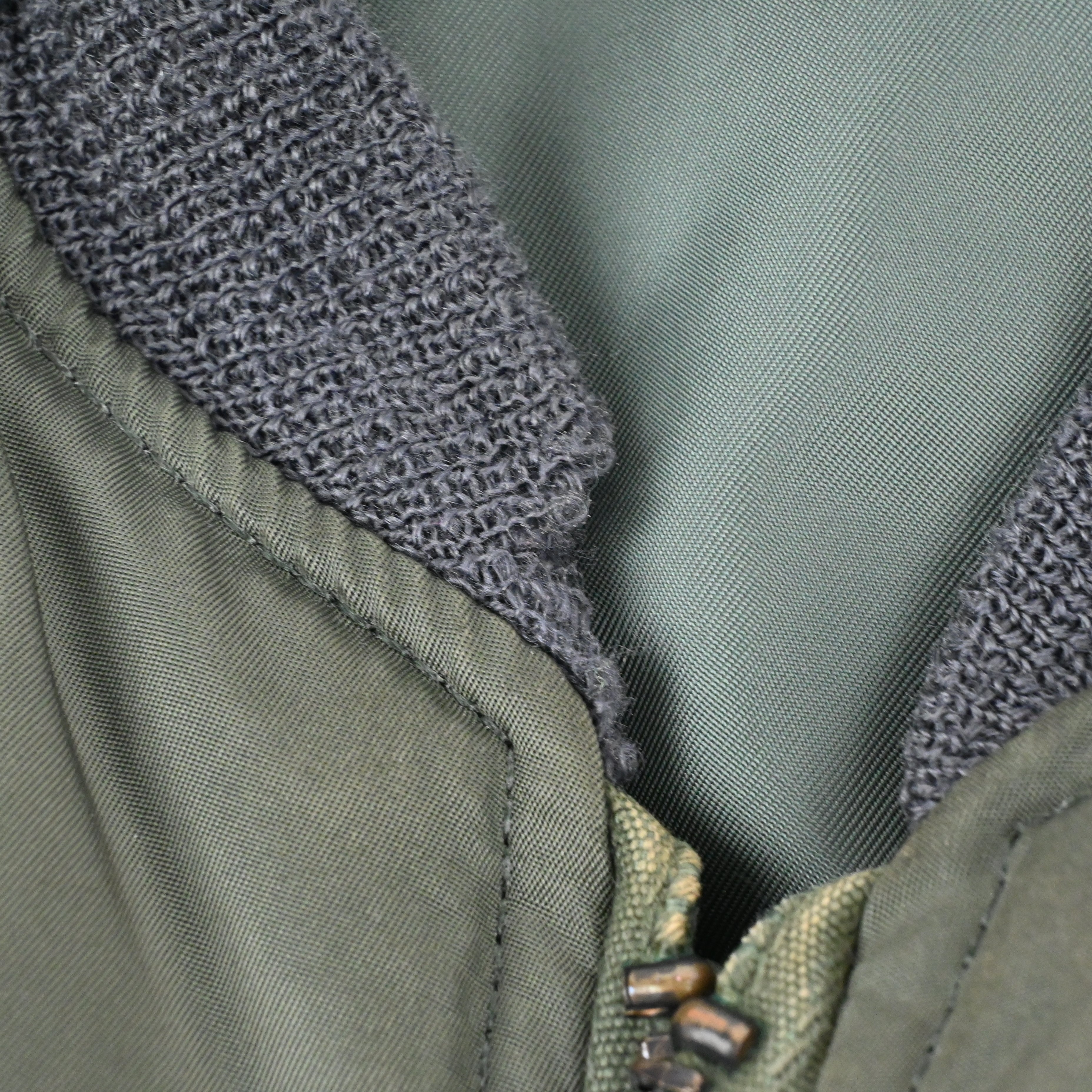 首元のリブにダメージがございます。