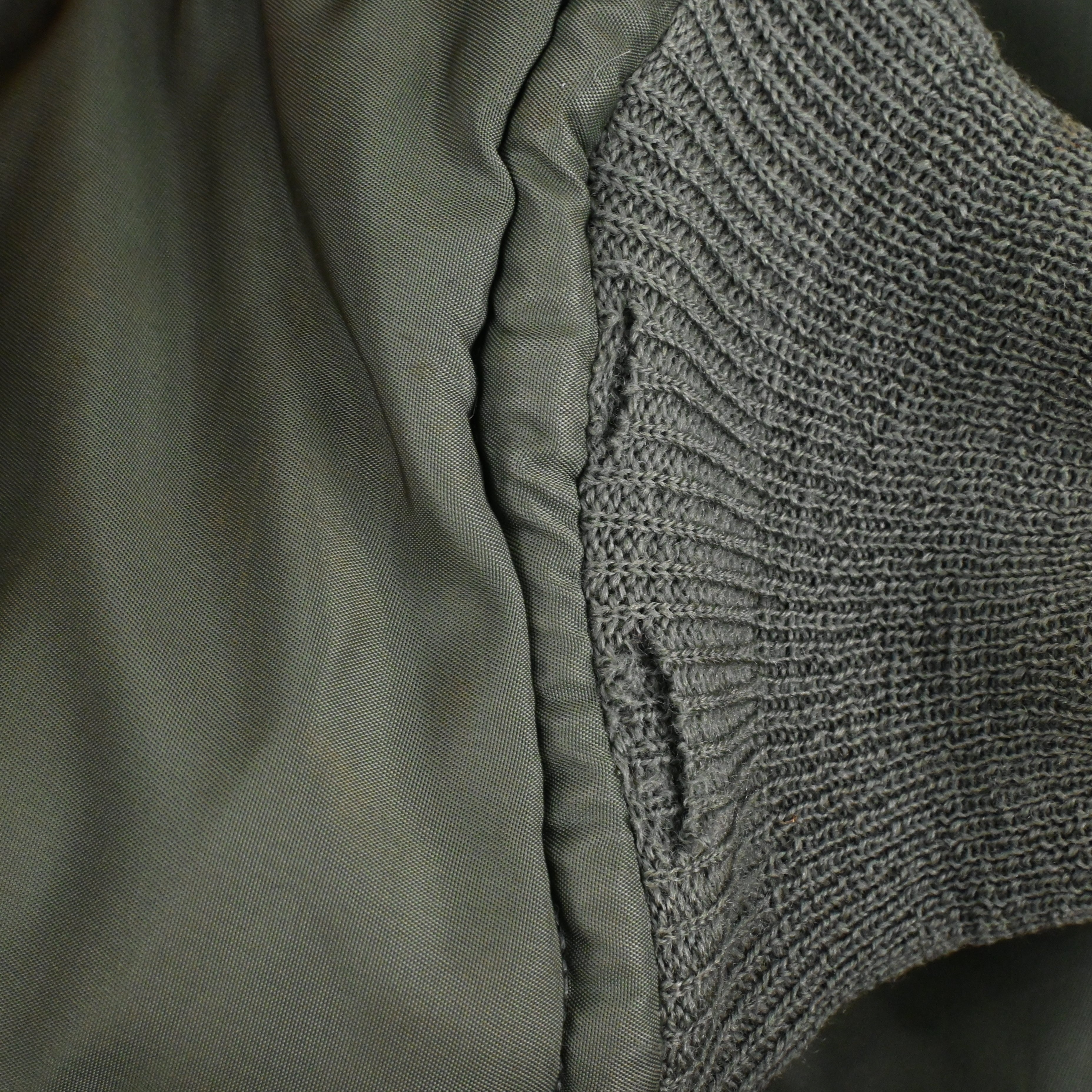 リブに虫食いがございますが、貫通はしておりません。