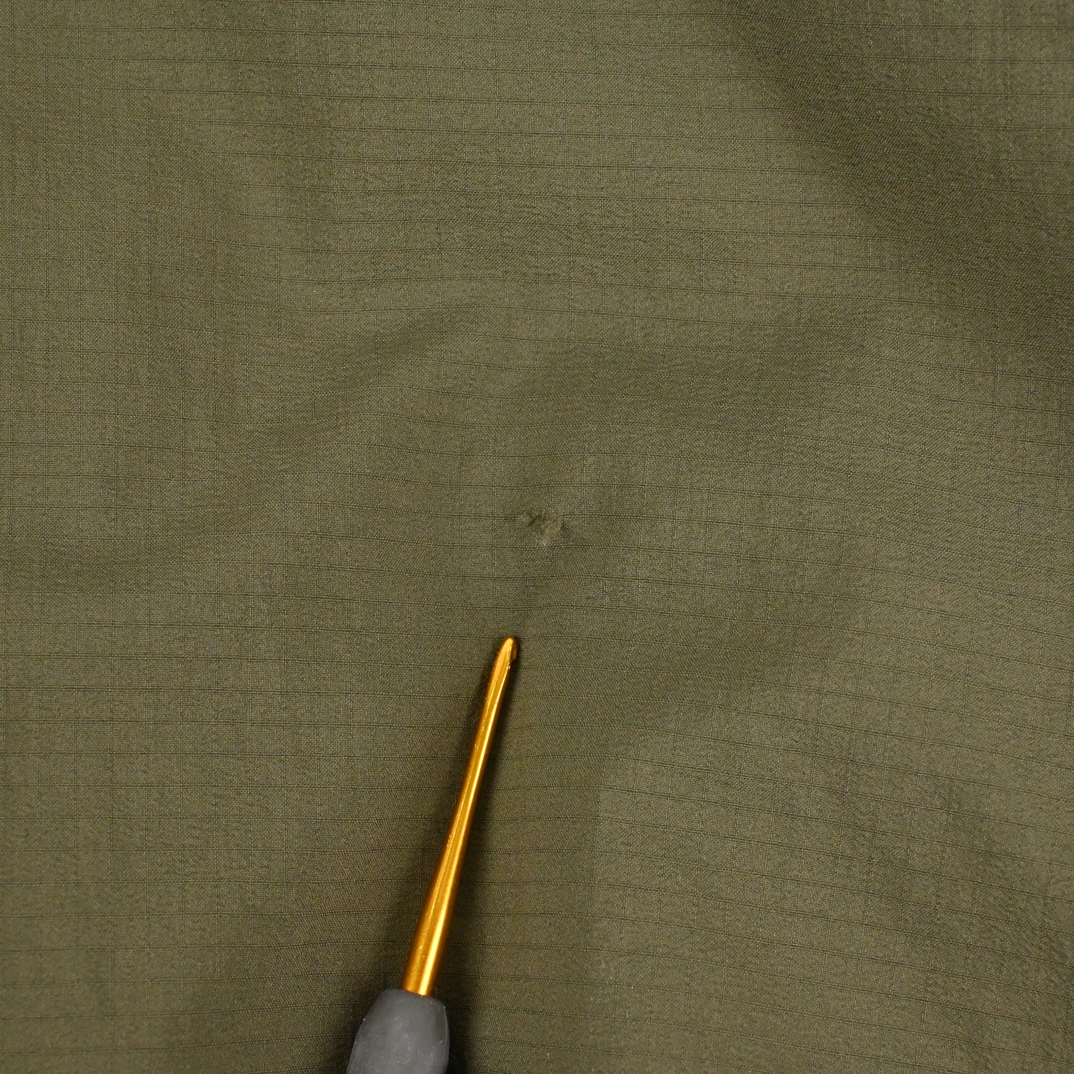 袖に表面上のダメージがございますが、貫通はしておりません。