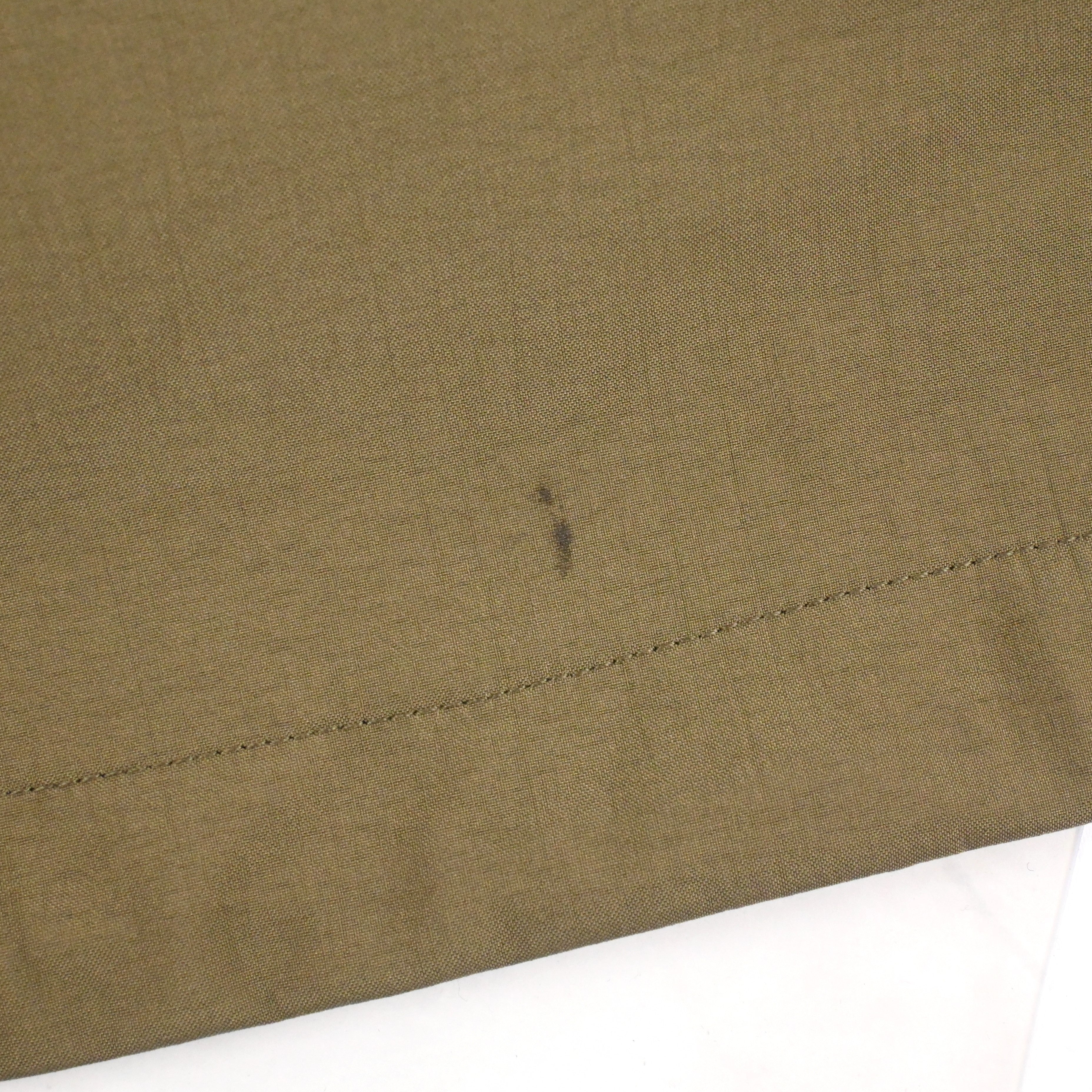 背面裾に汚れがございます。