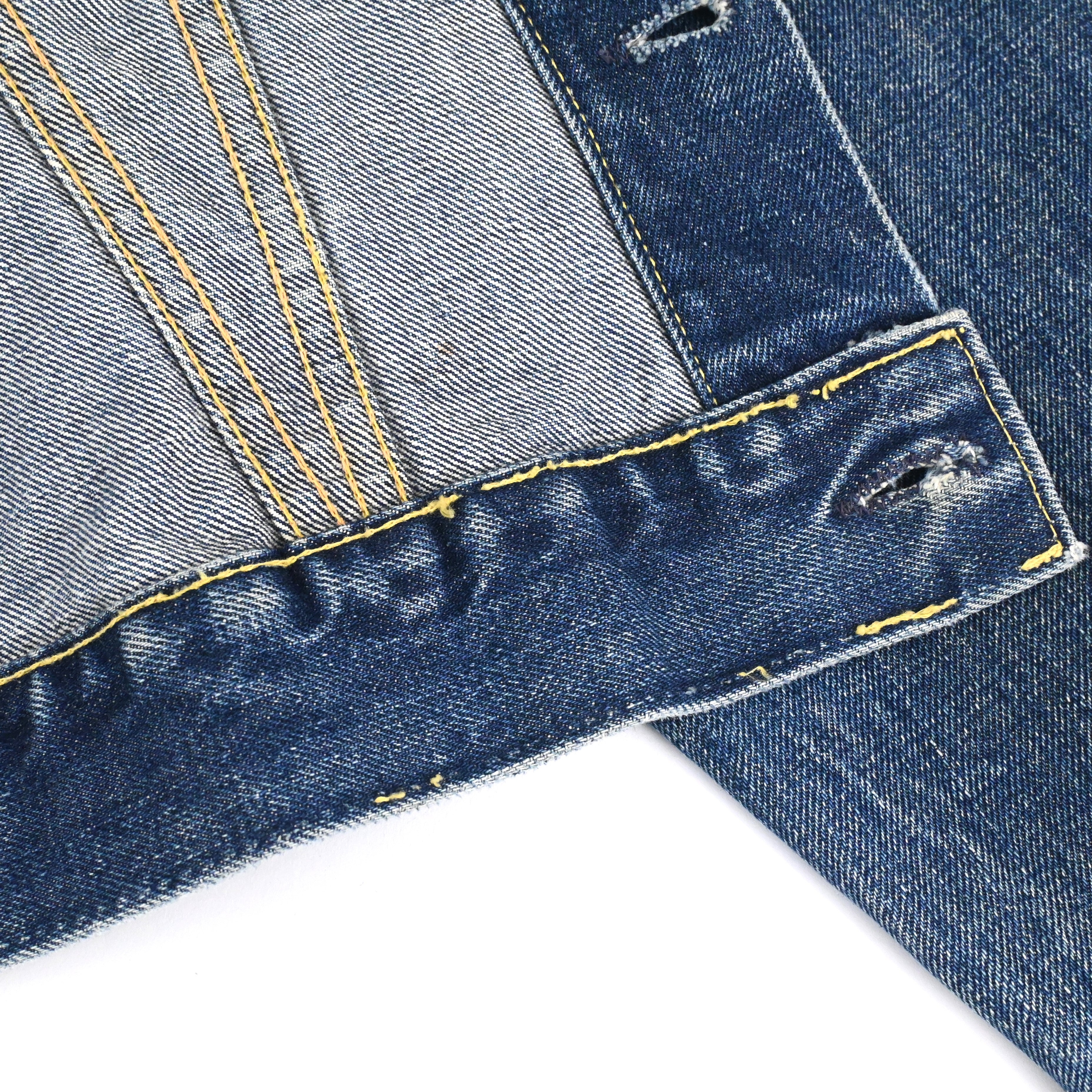 ウエスト裏にステッチ飛びがございます。