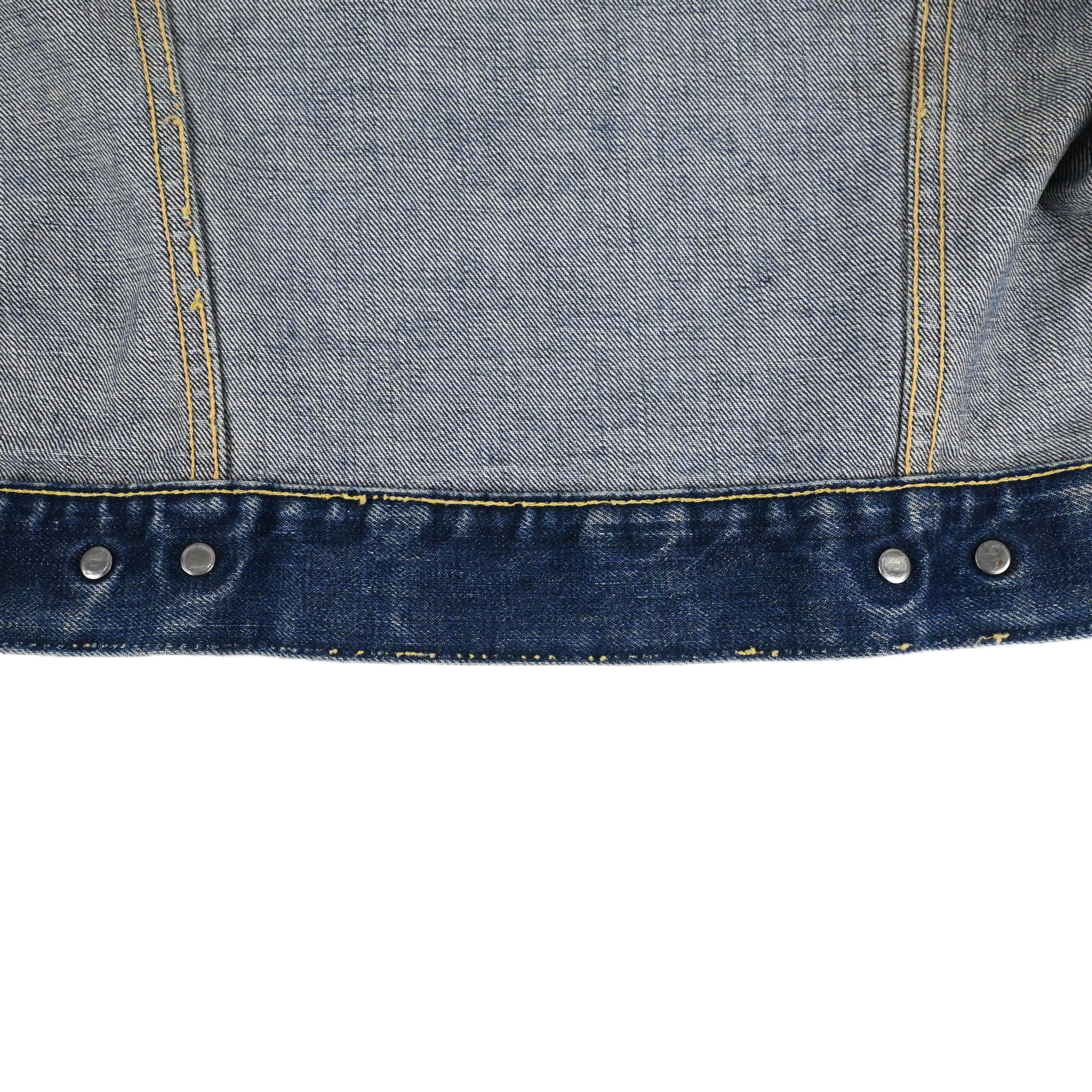 ウエスト裏にステッチ飛びがございます。