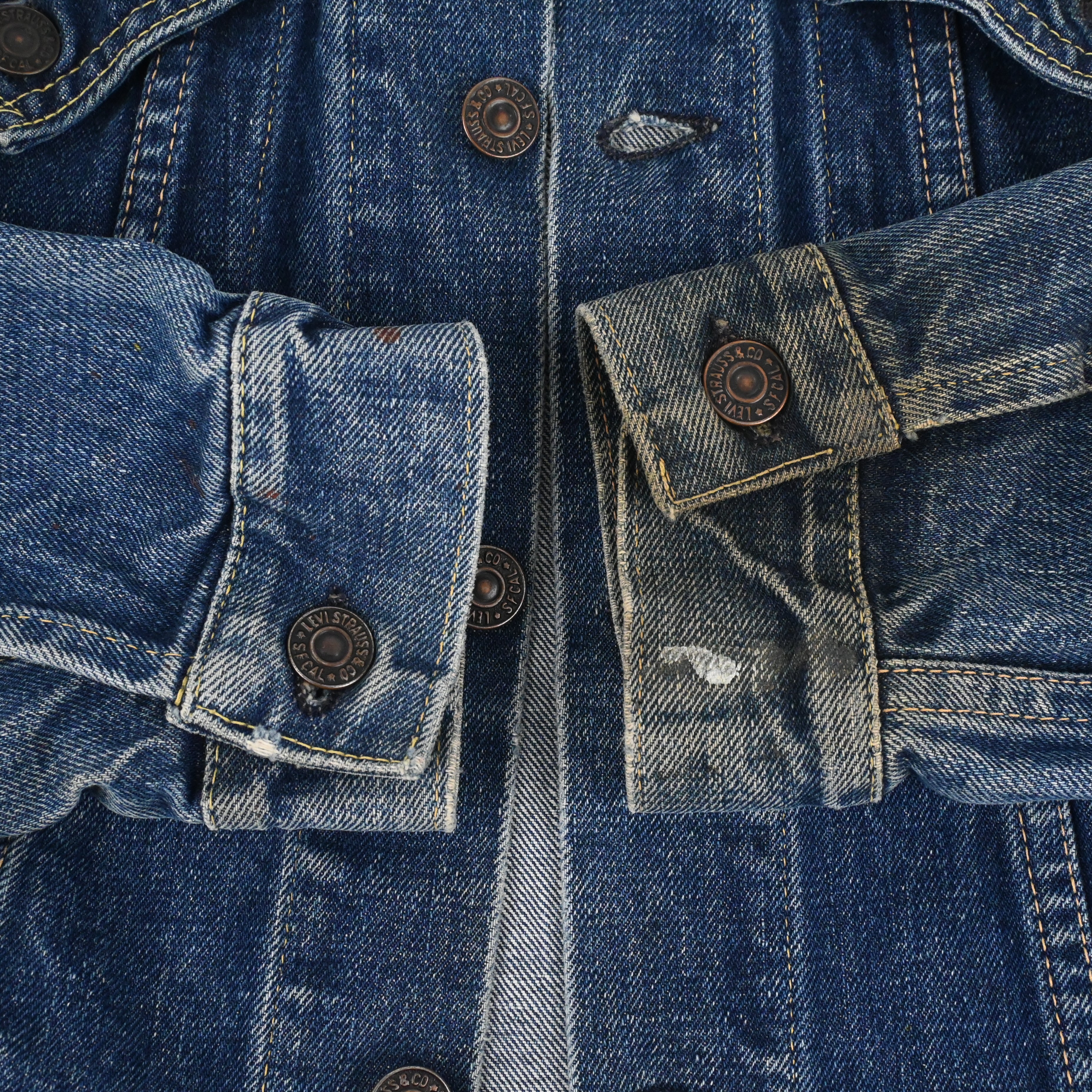 ステッチ飛び及び、汚れがございます。