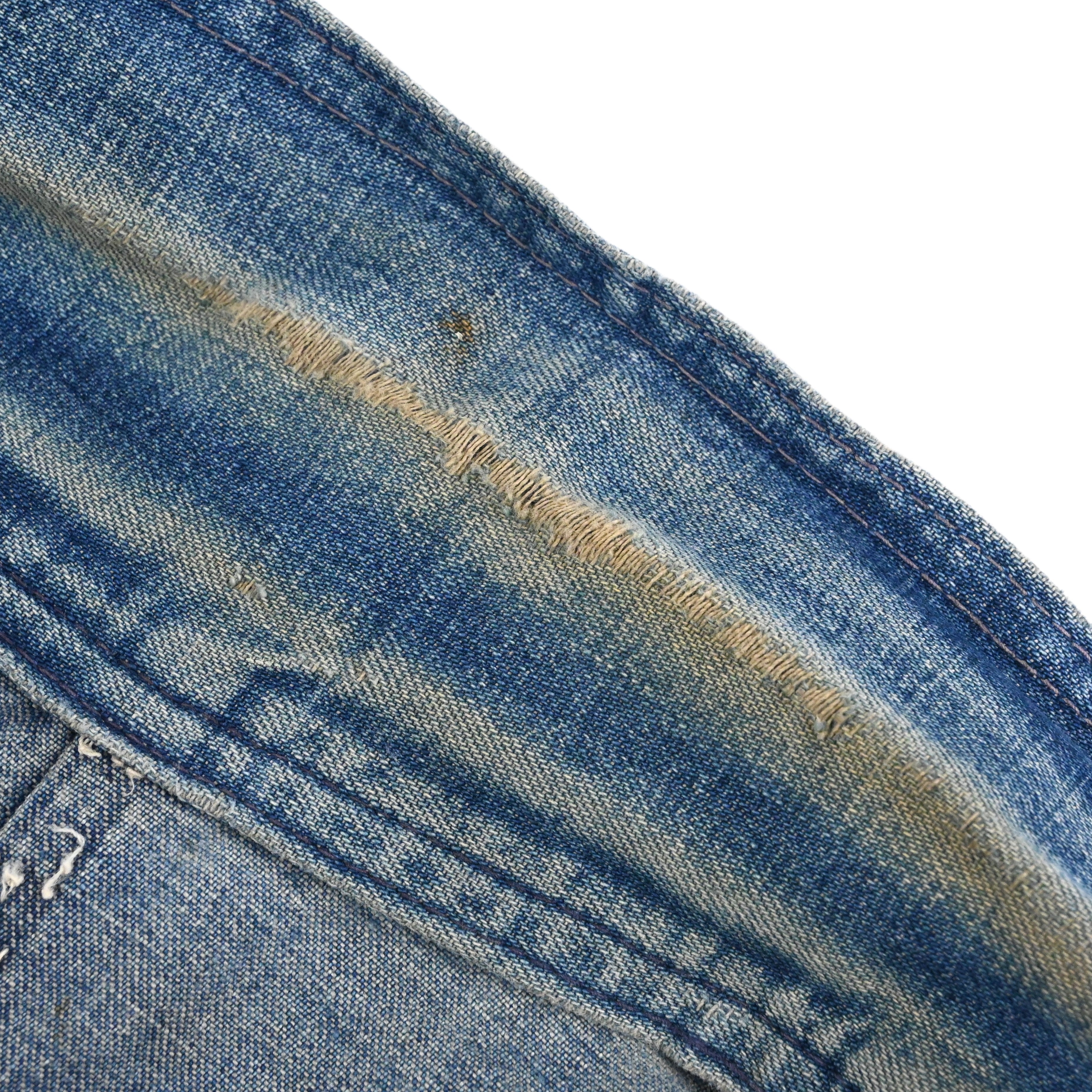 襟に若干のダメージがございます。