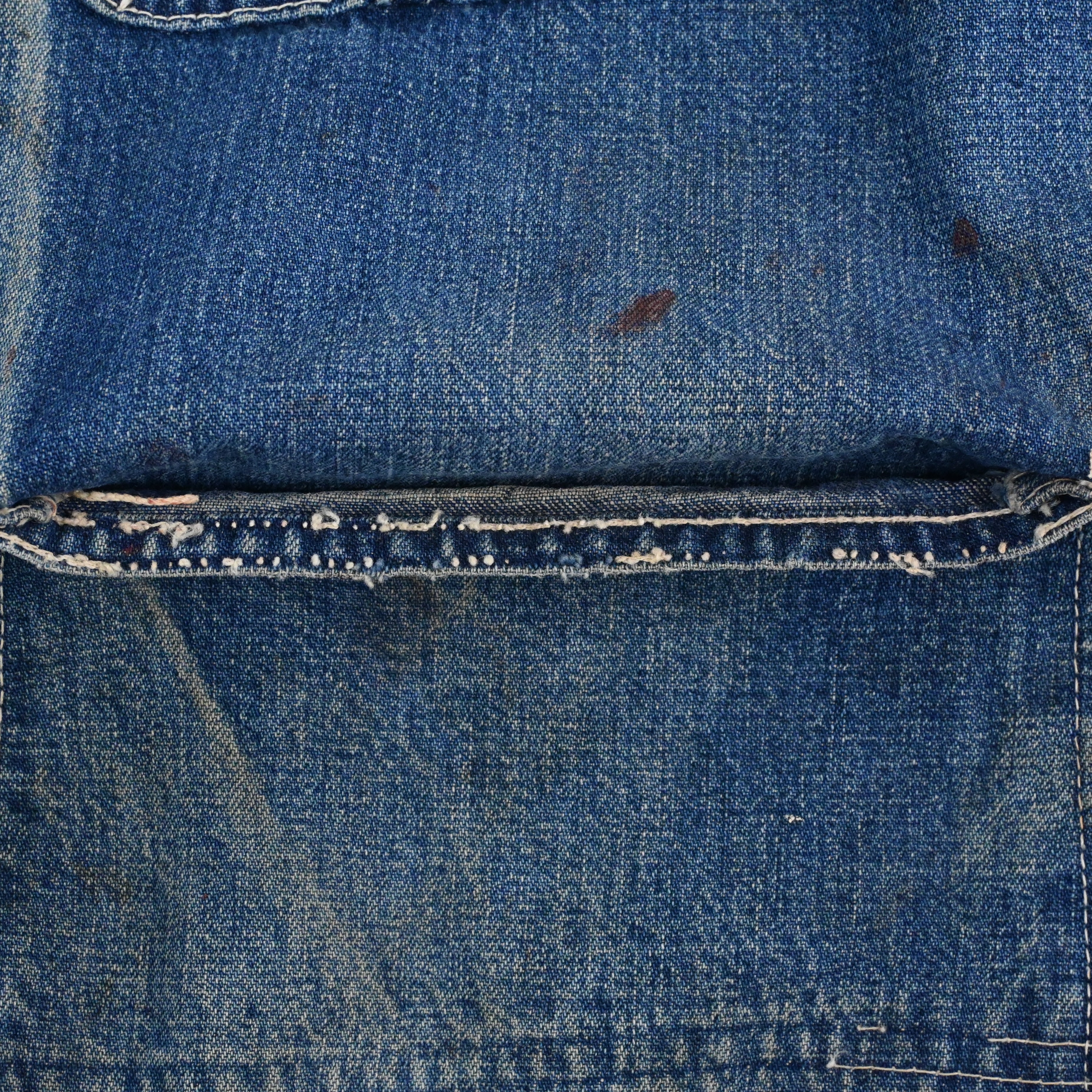 ポケットのステッチ飛びがございます。