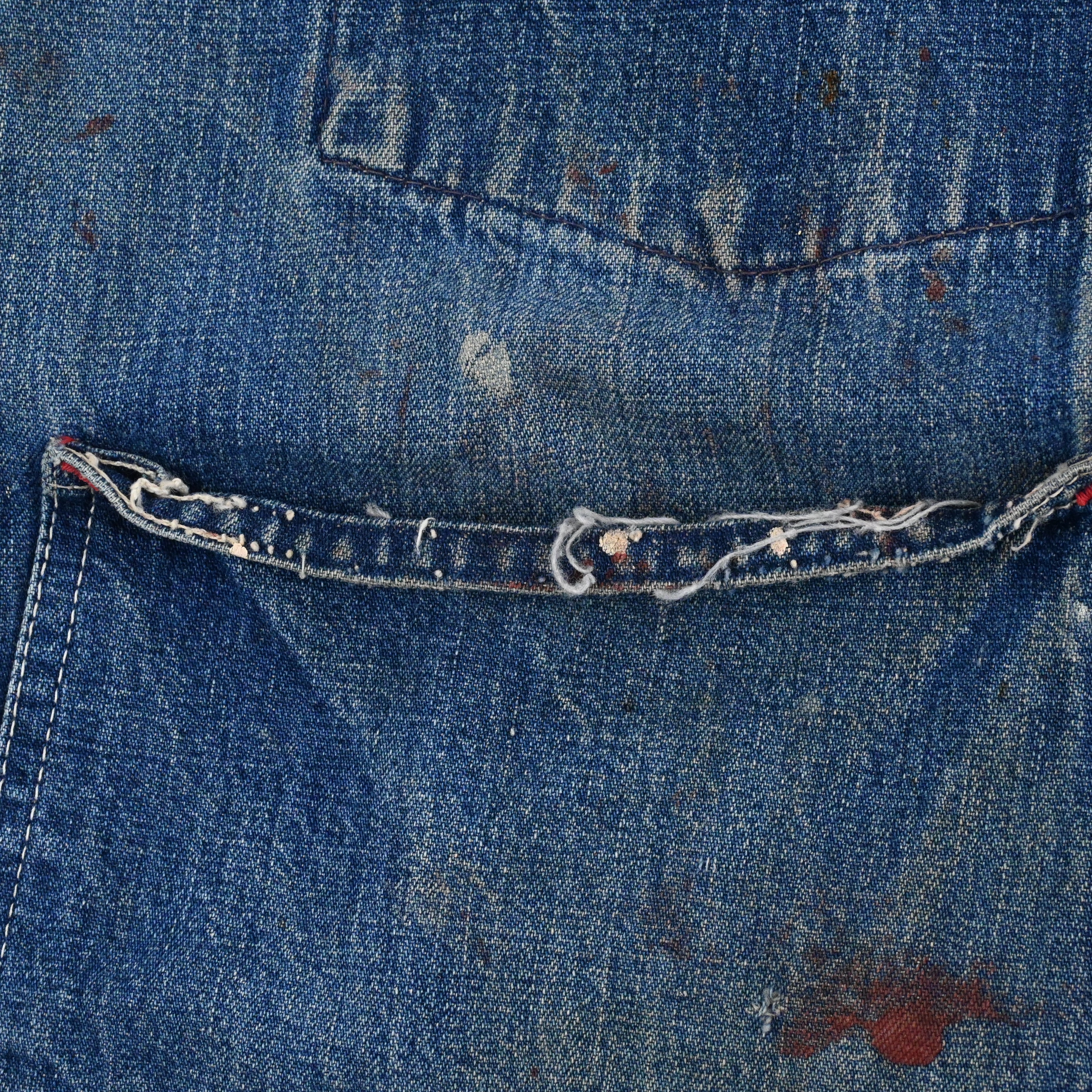 ポケットのステッチ飛びがございます。