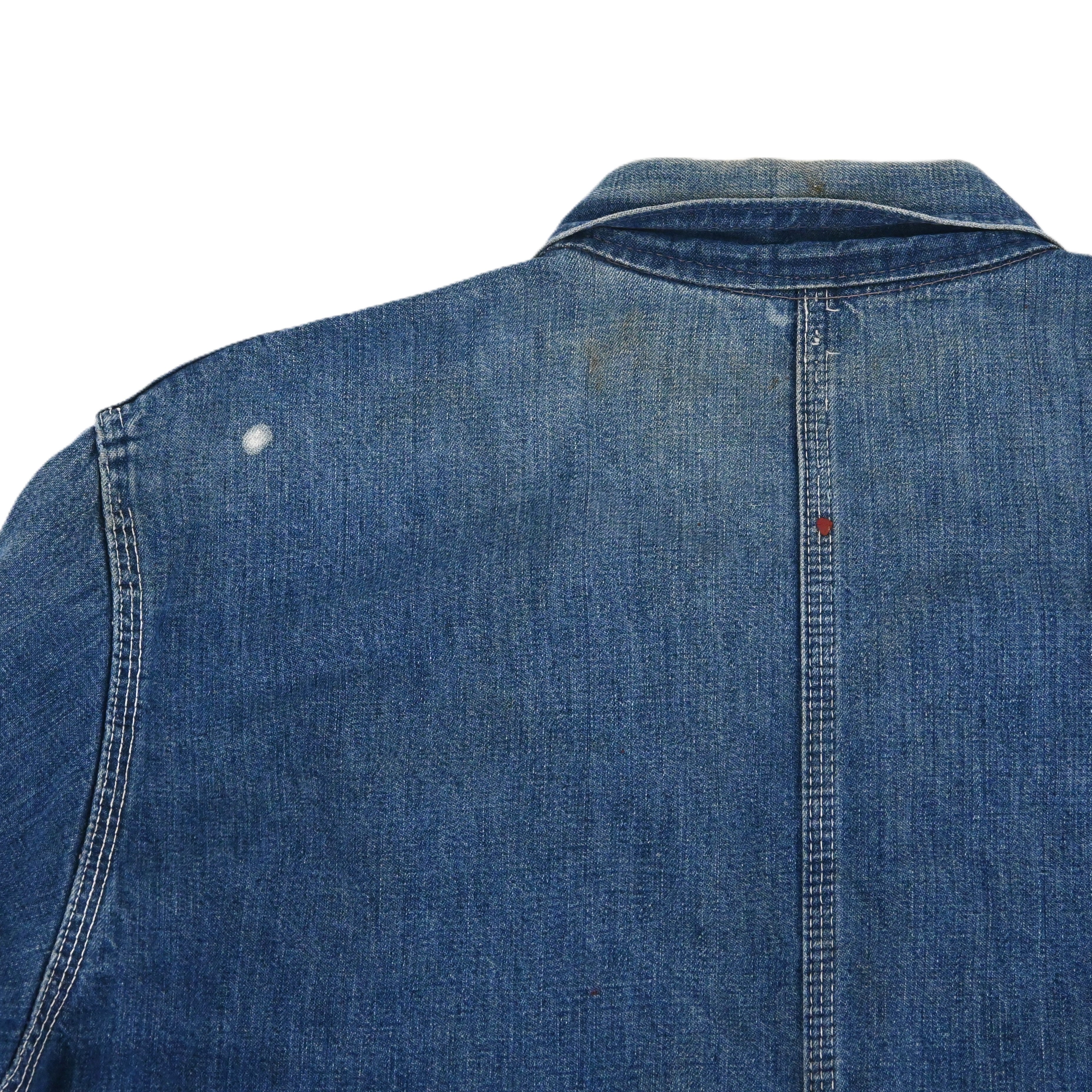 背面にペンキ汚れがございます。