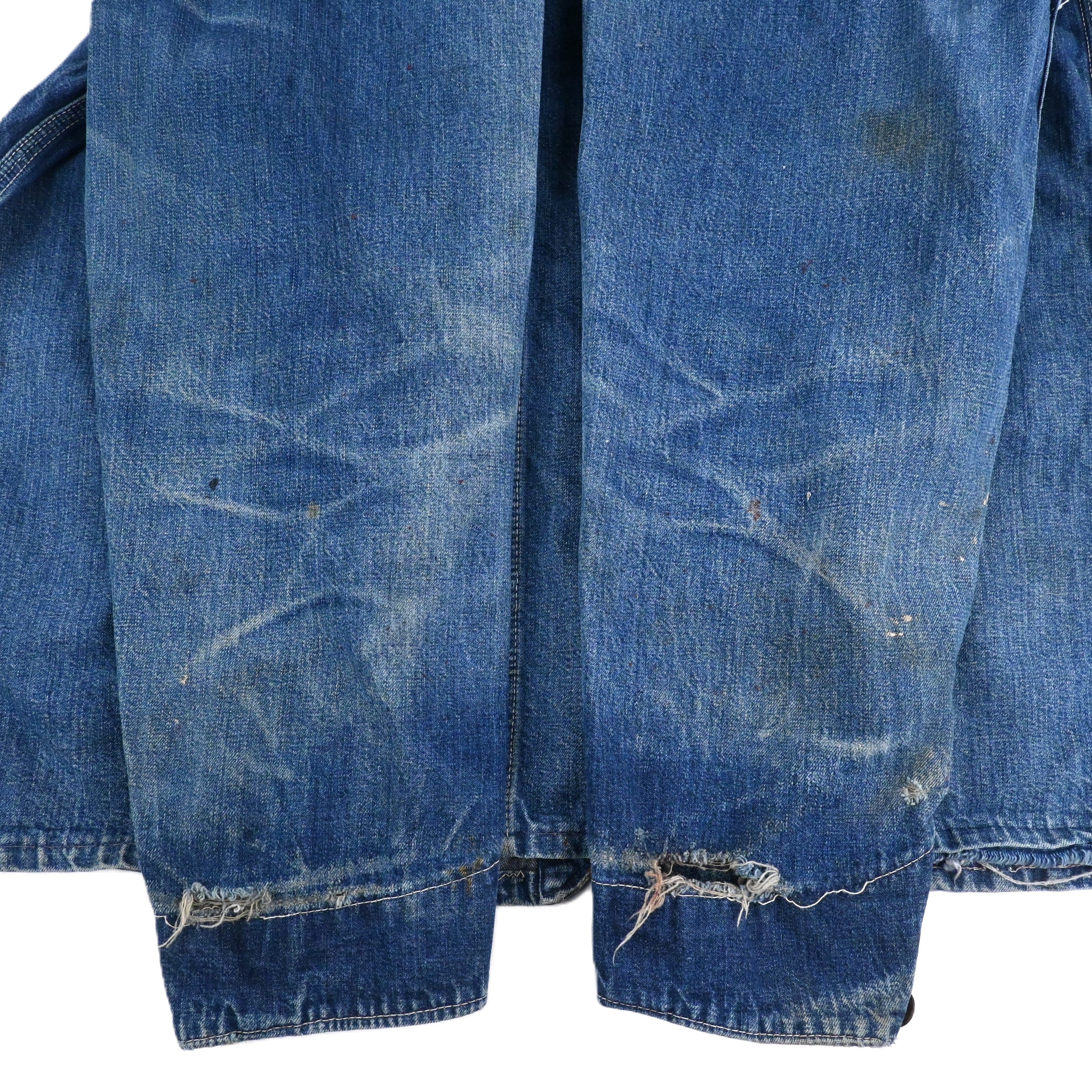 両袖口にダメージがございます。