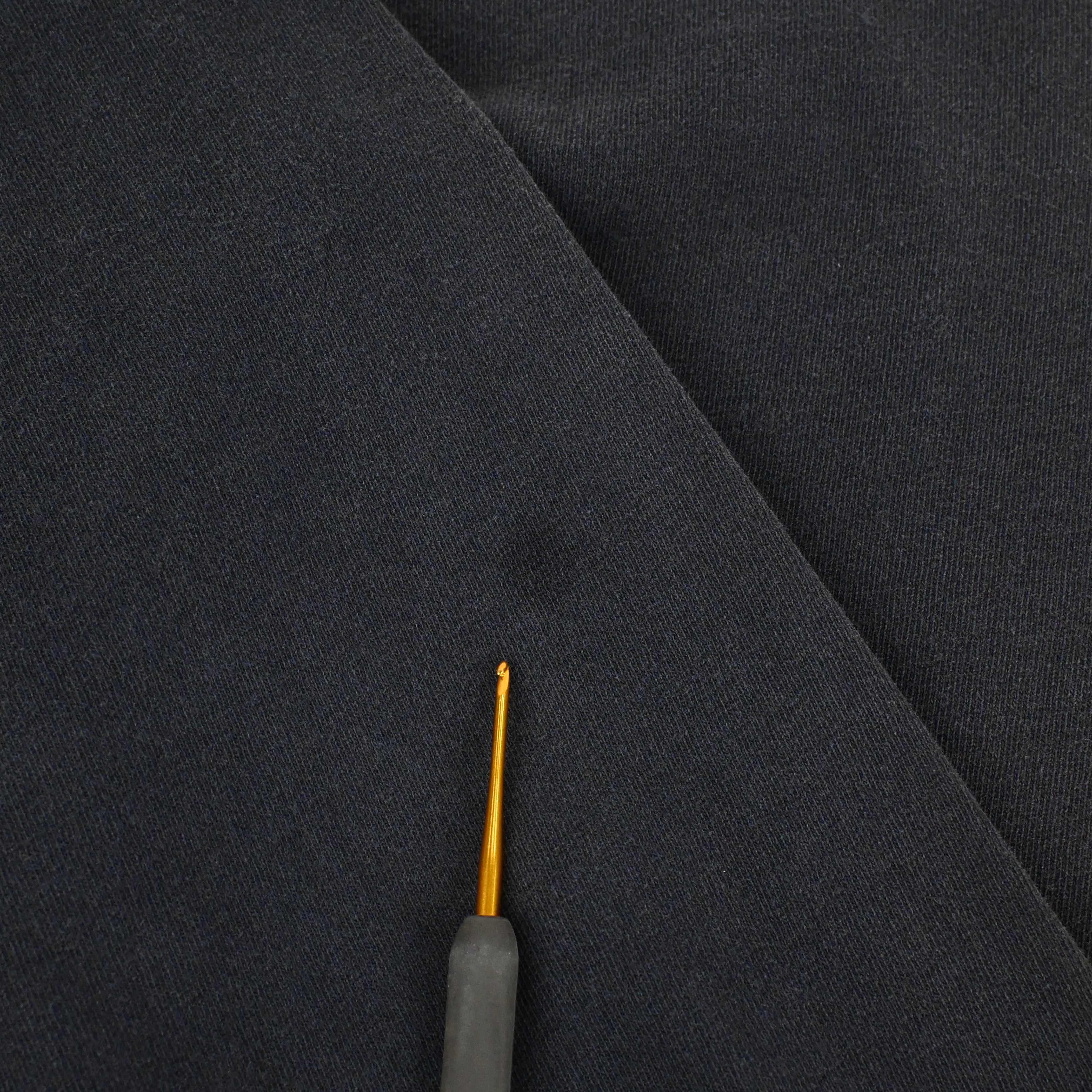 右袖に汚れがございます。