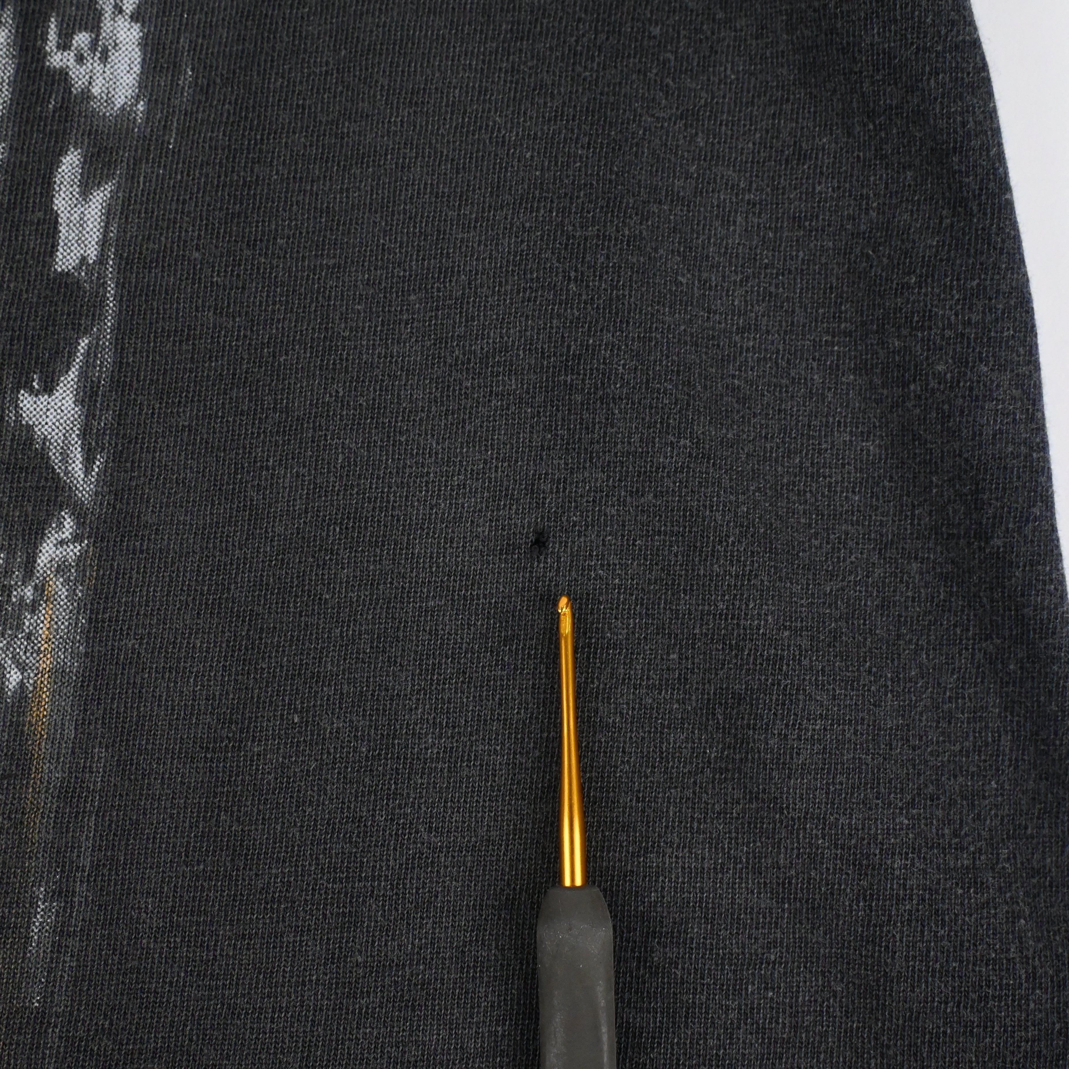 フロントにピンホールがございます。