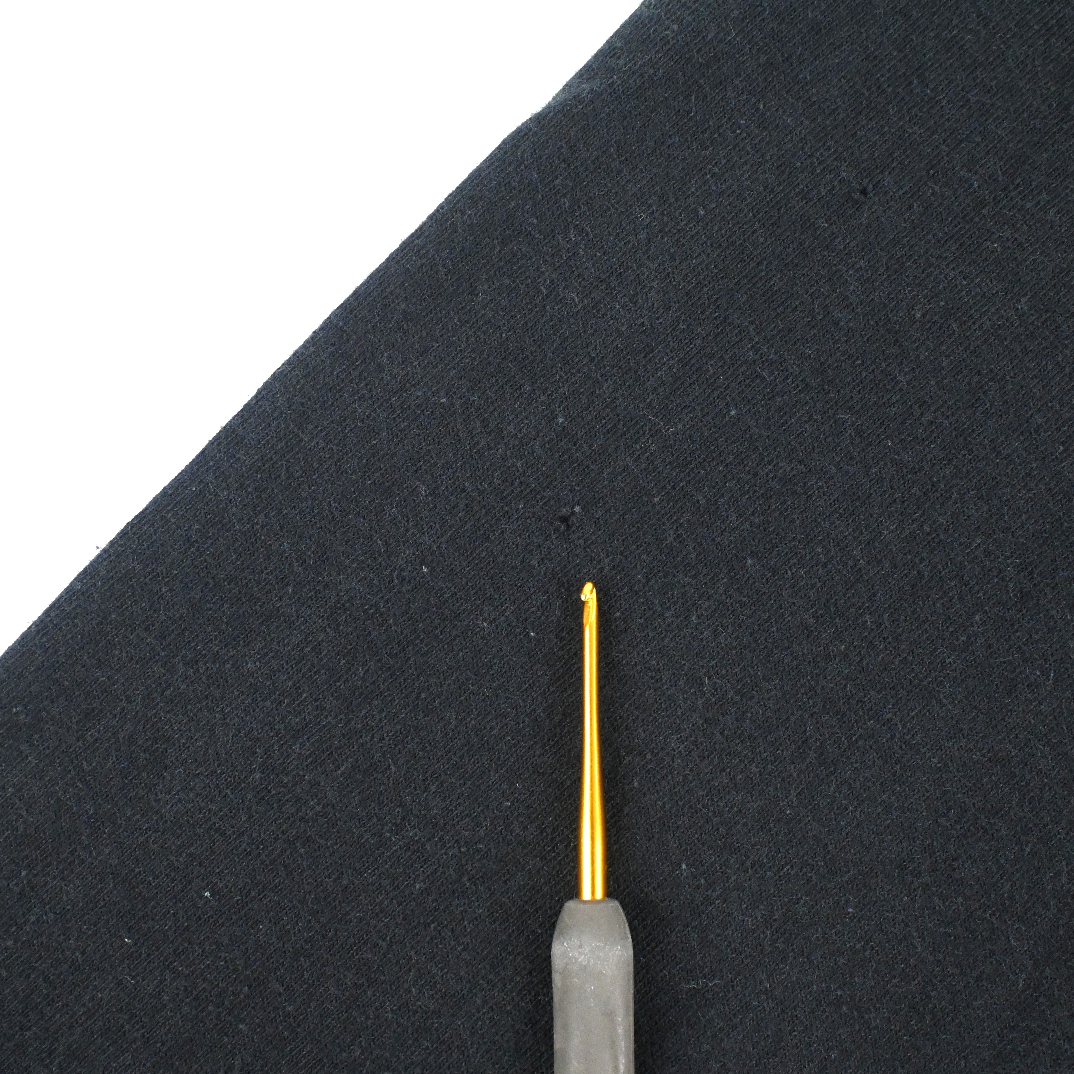 右袖にピンホールがございます。