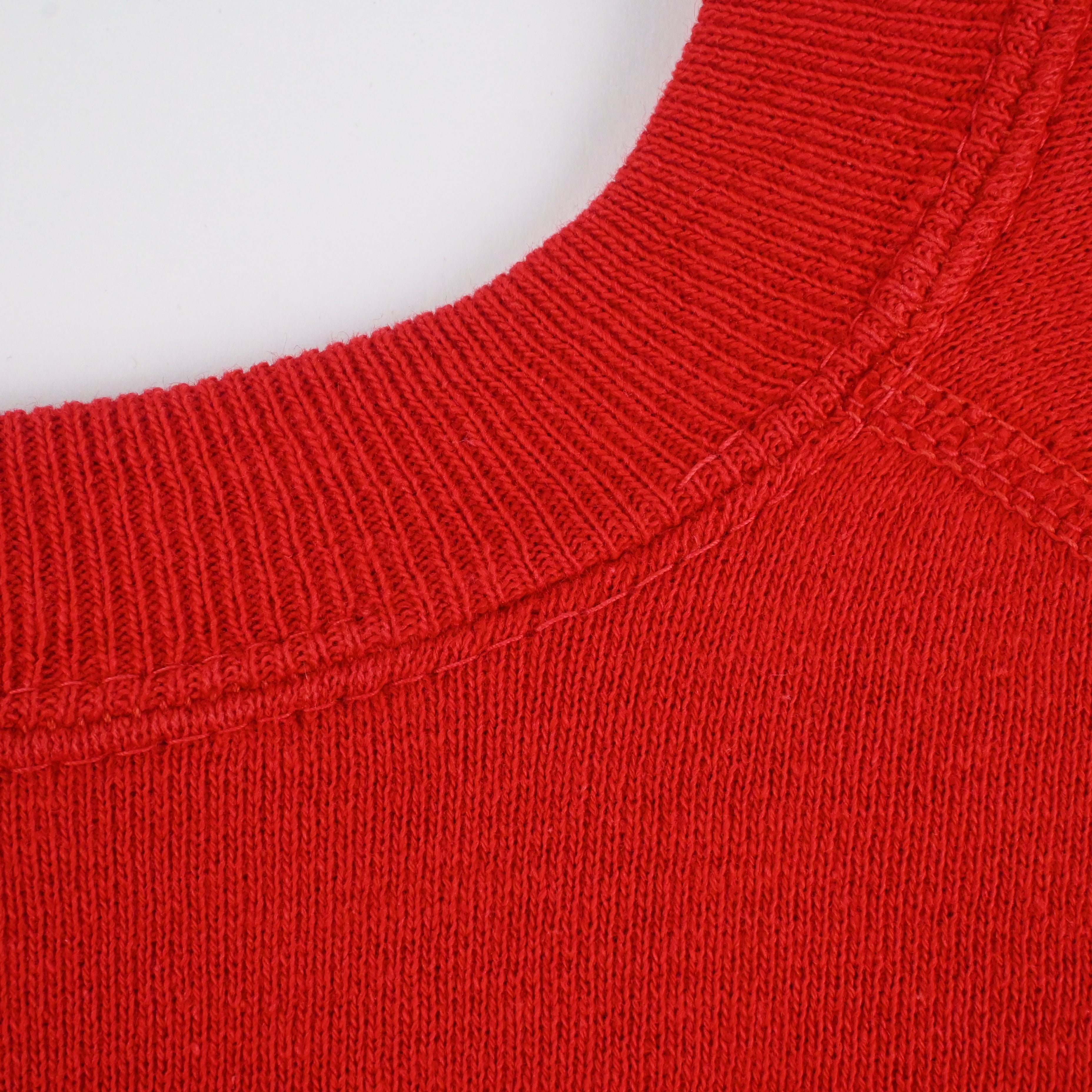  背面にステッチ飛びがございます。