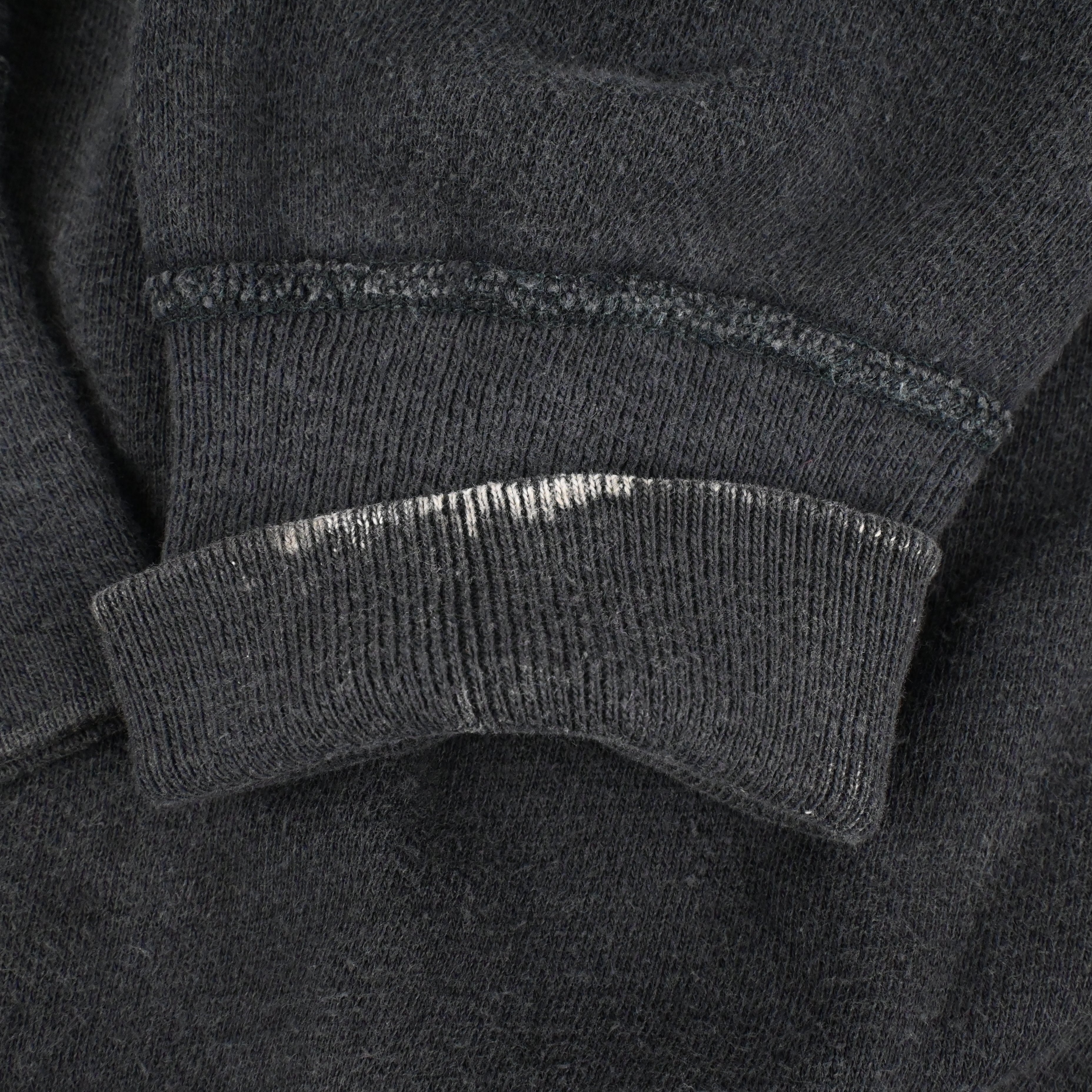 左袖口裏にブリーチ飛びがございます。