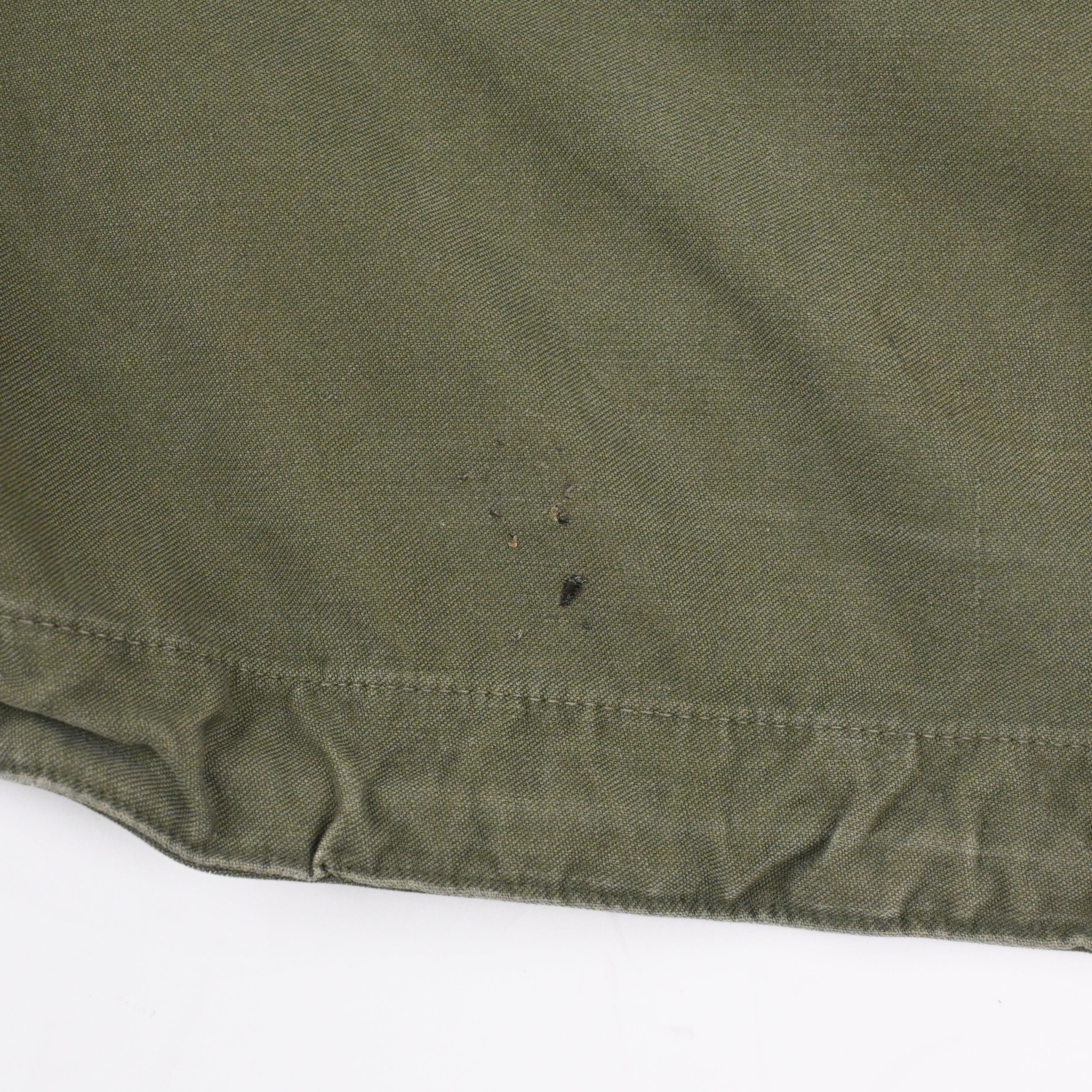 背面にダメージがございます。