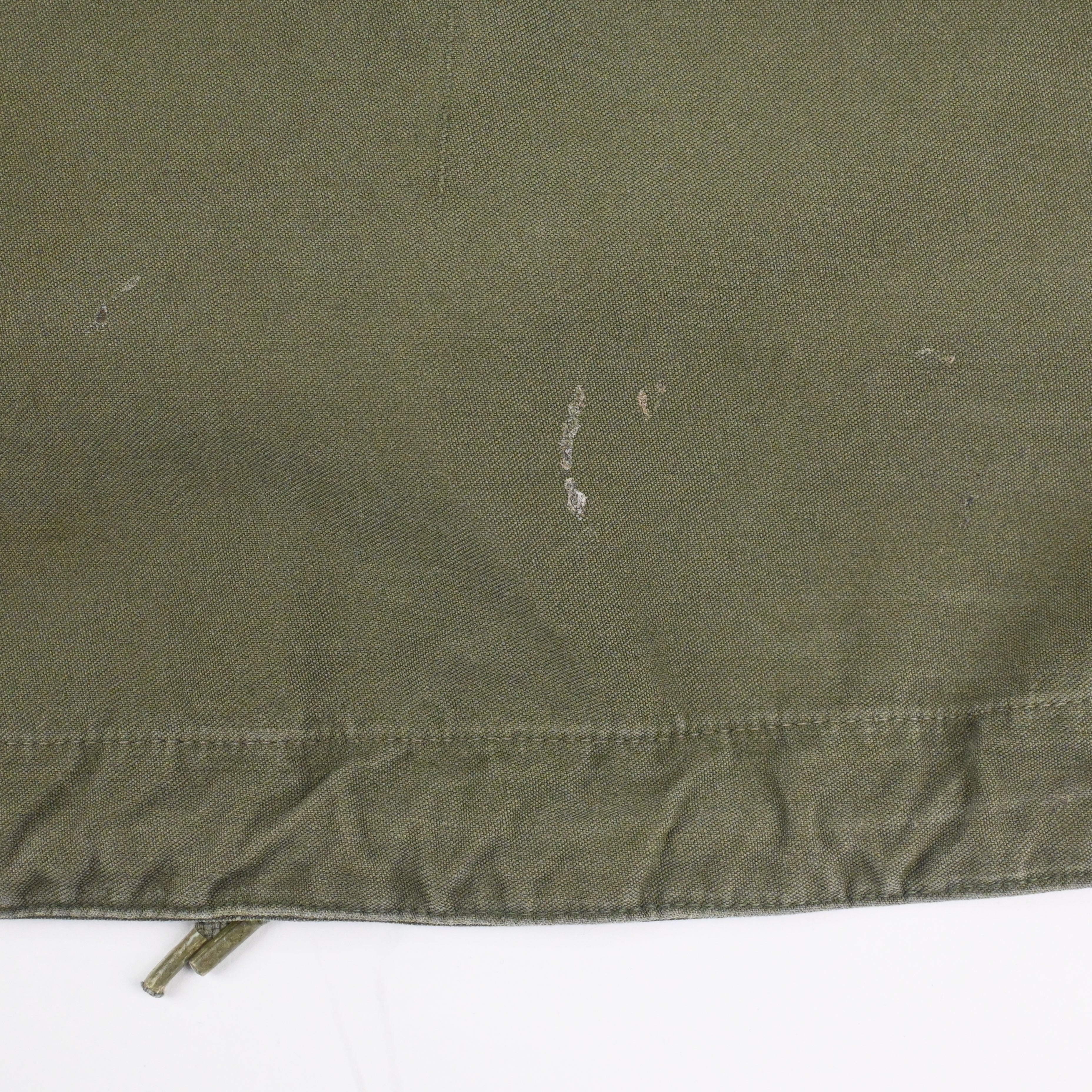 背面に汚れがございます。