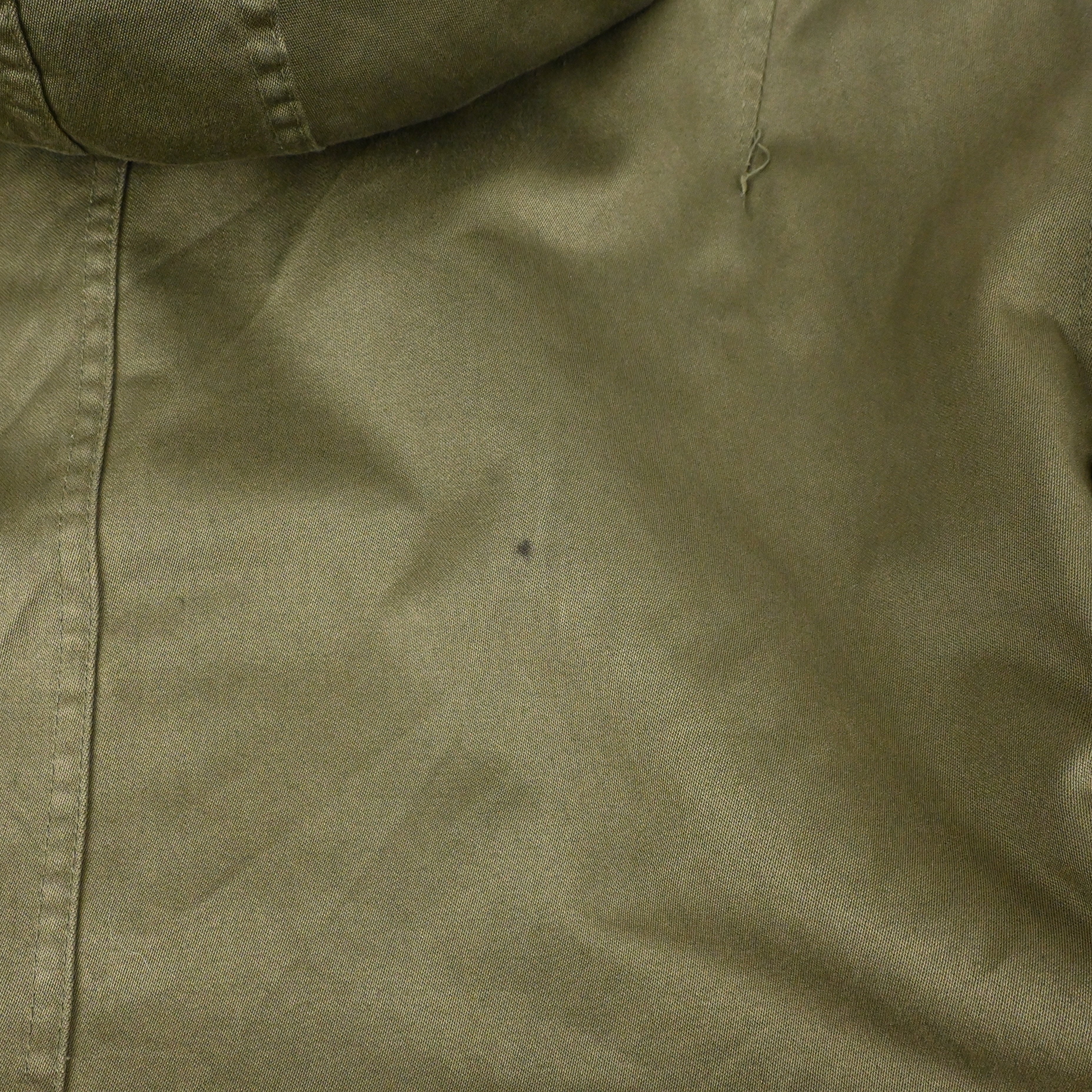 背面に汚れがございます。