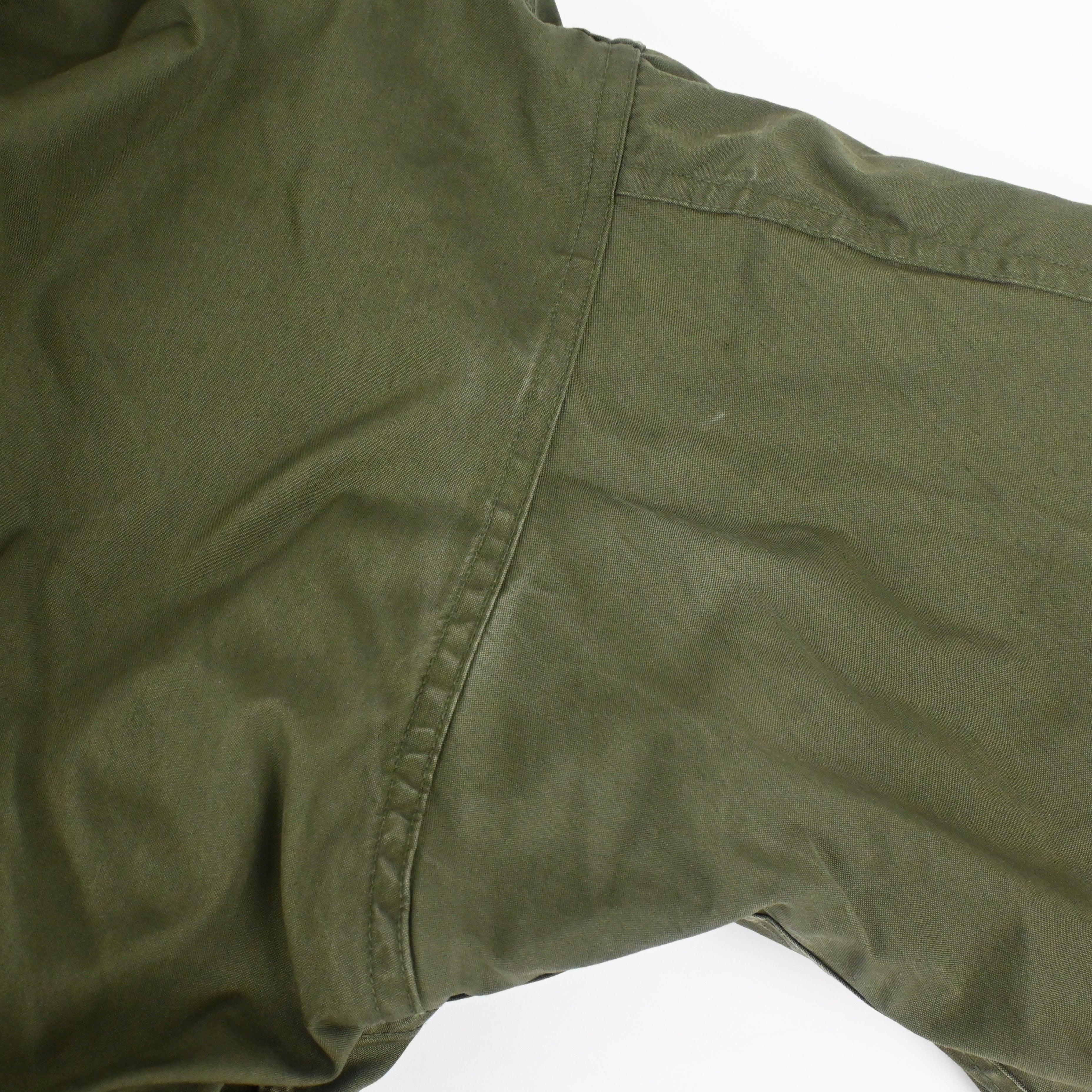 背面袖部分に擦れがございます。