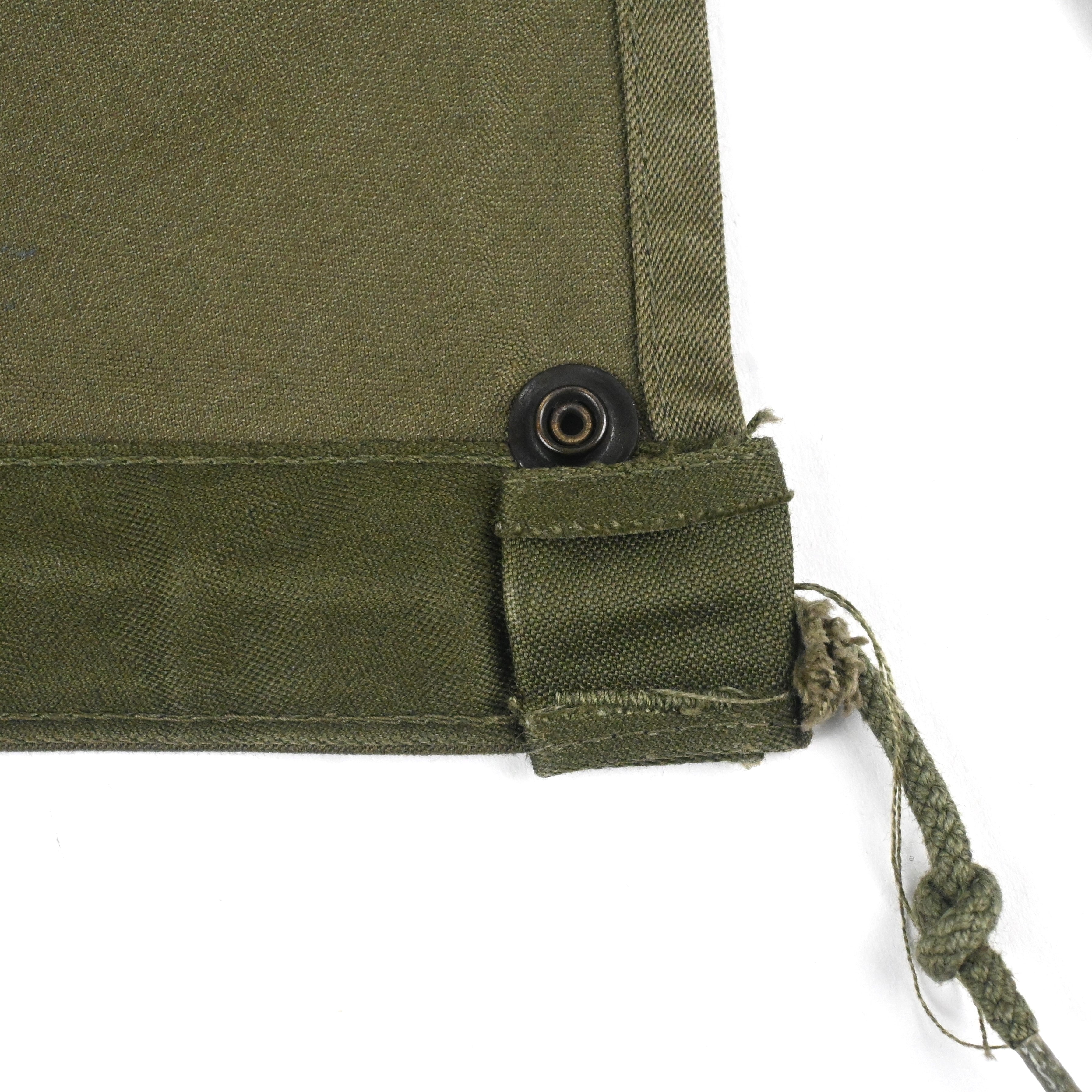 右裾のスナップボタンが、持ち出し部分を噛まずに打たれていますが、開かないようにリペアしてあるため問題なく使用できます。